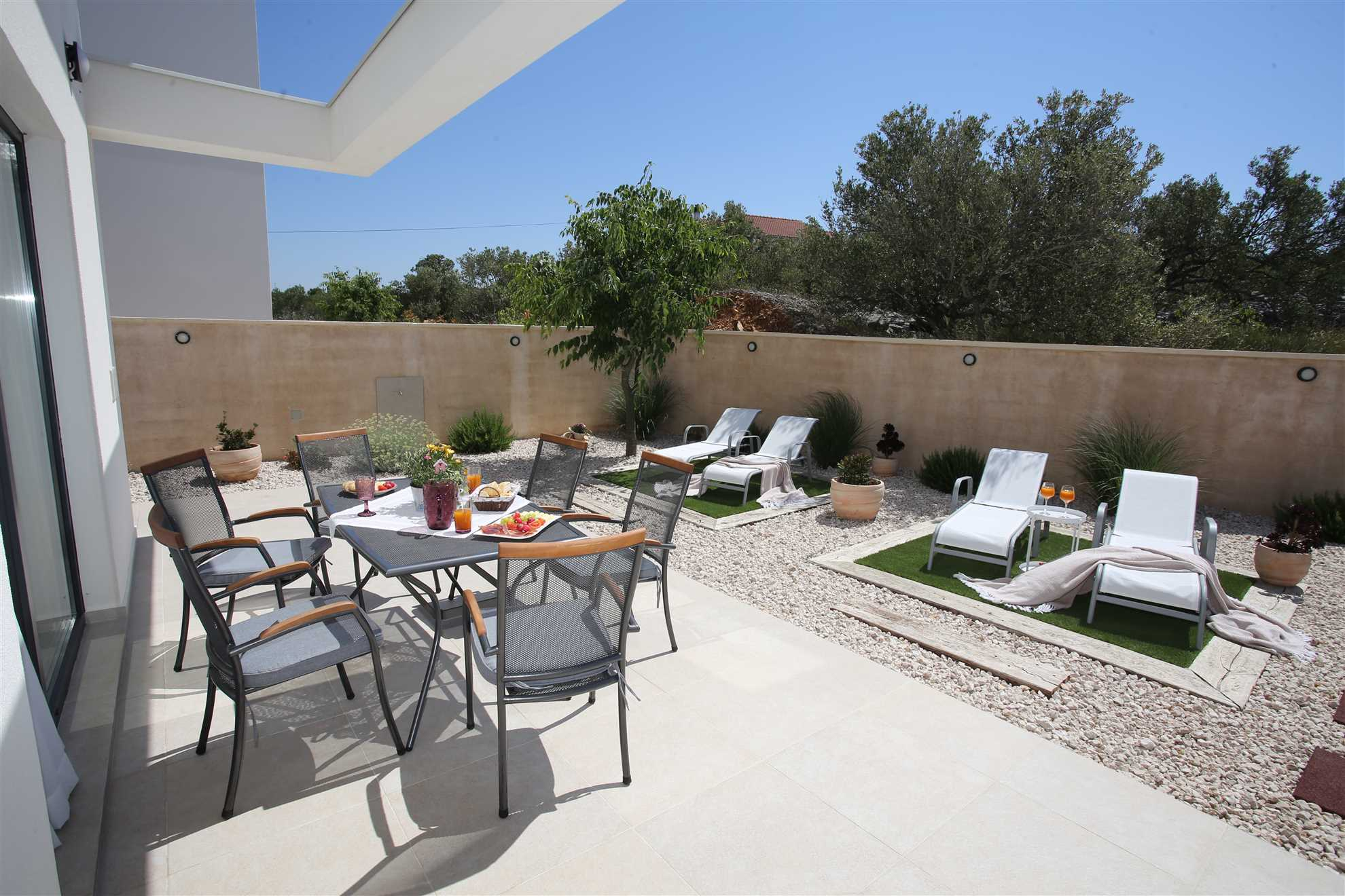 Villa in Jezera mit Whirlpool, Grill und Garten