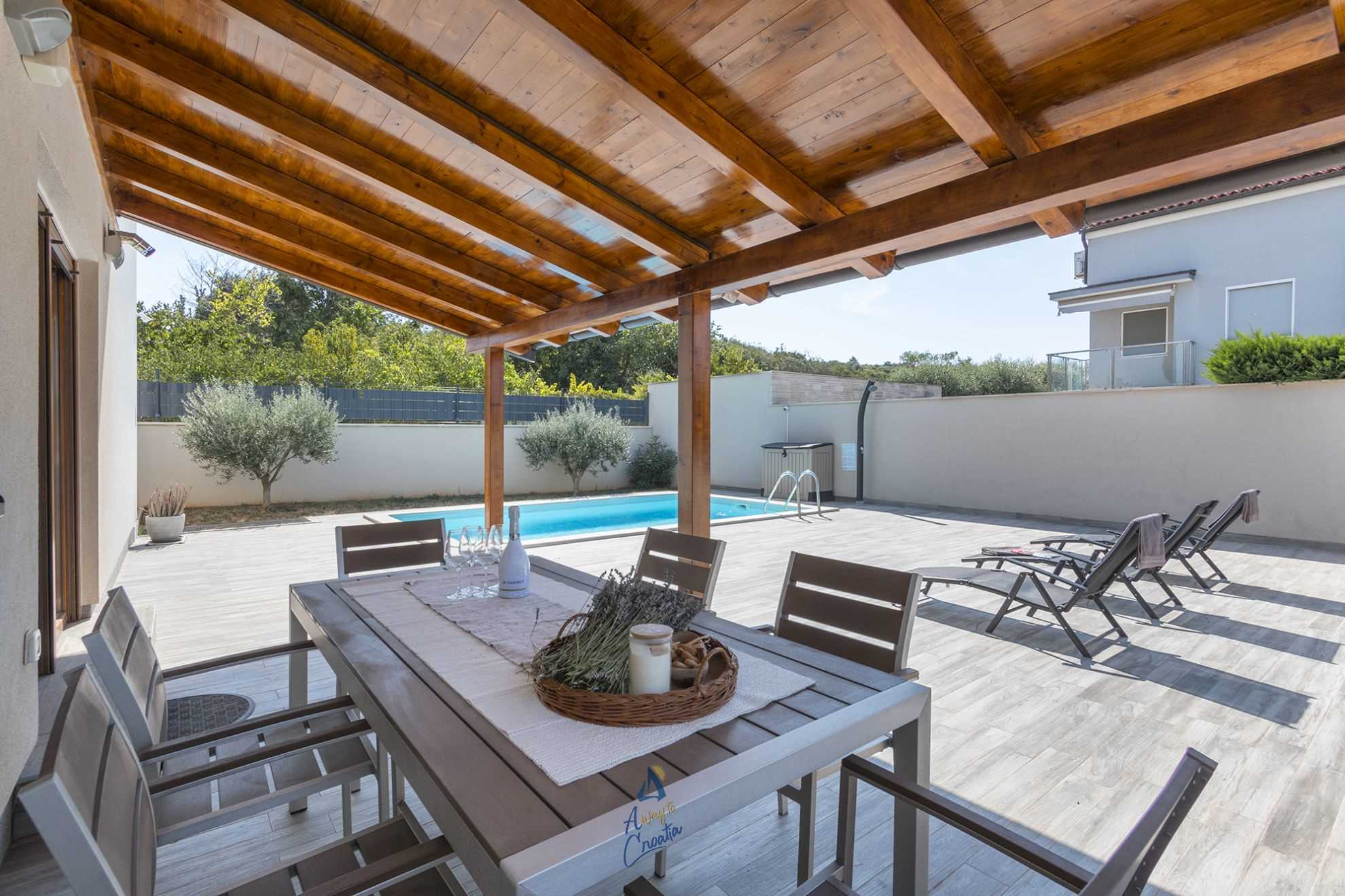 Moderne FeWo mit Pool, Klima, Sat-TV, Meerblick, Internet