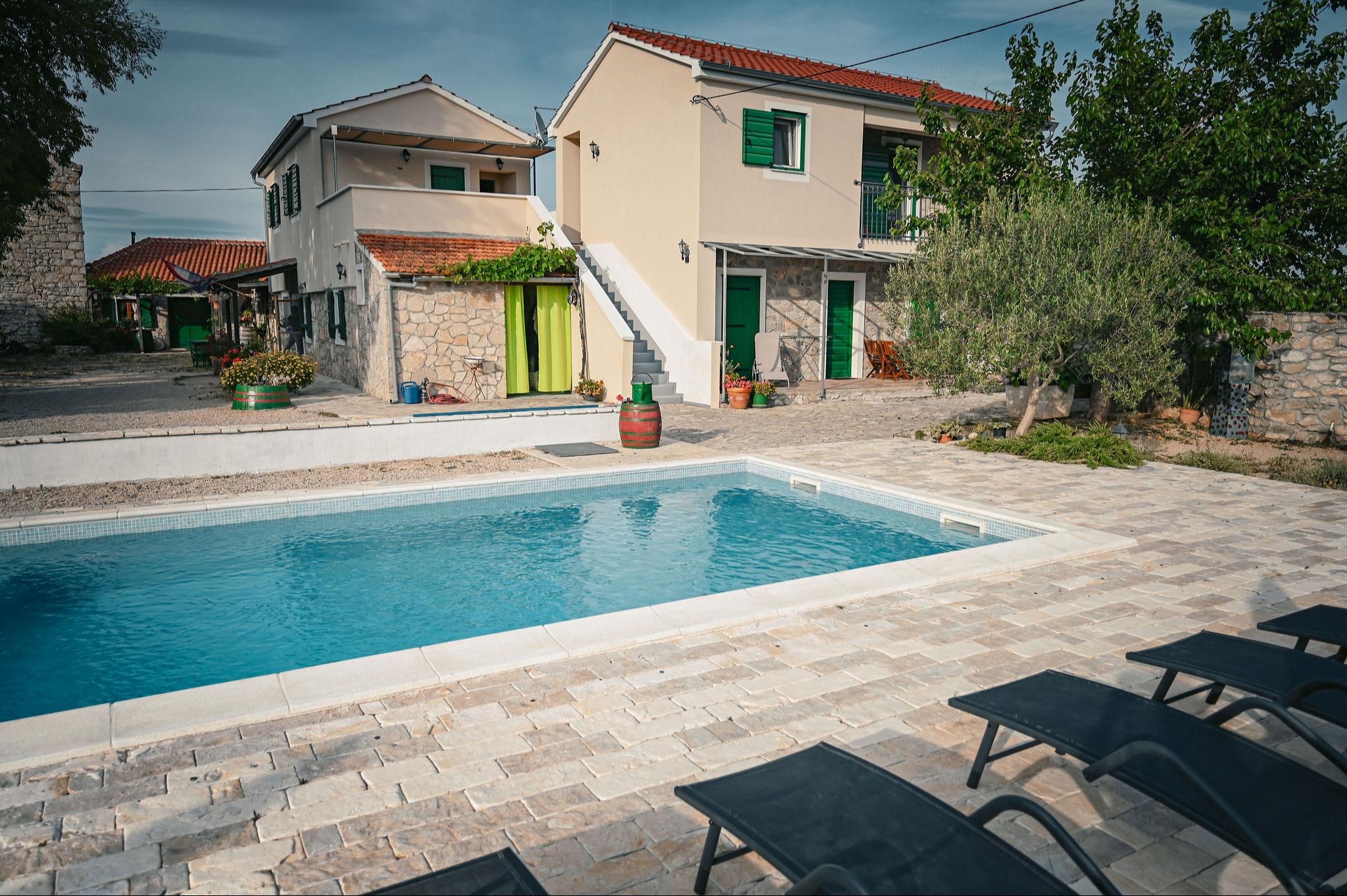 Familienzimmer mit Gemeinschafspool in Dalmatien