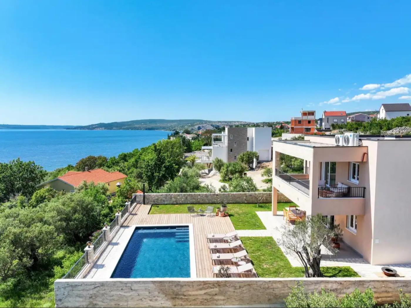 Urlaubsvilla am Meer mit Swimmingpool