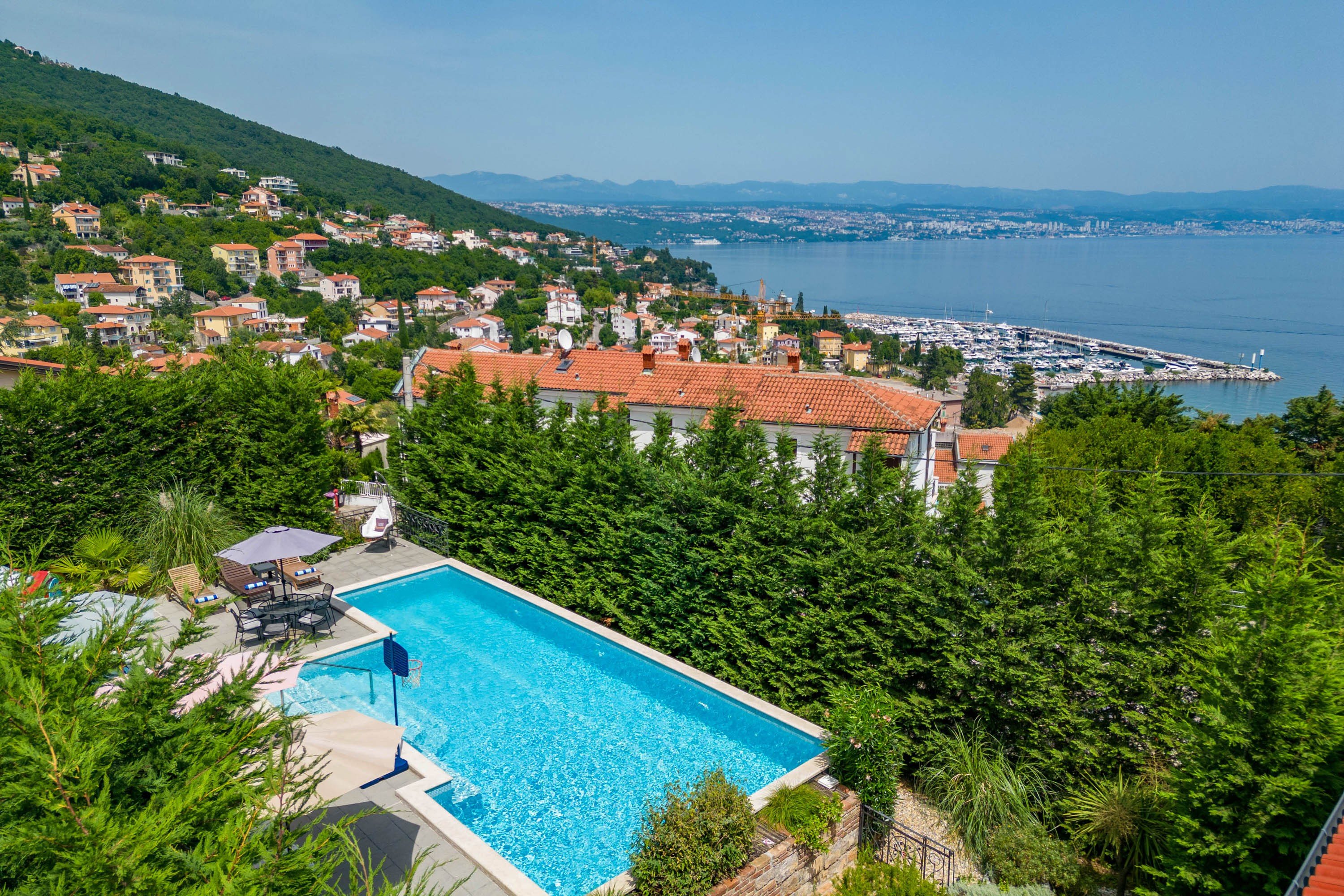 Villa mit Swimmingpool, Klima, WLAN und Grillmöglichkeit