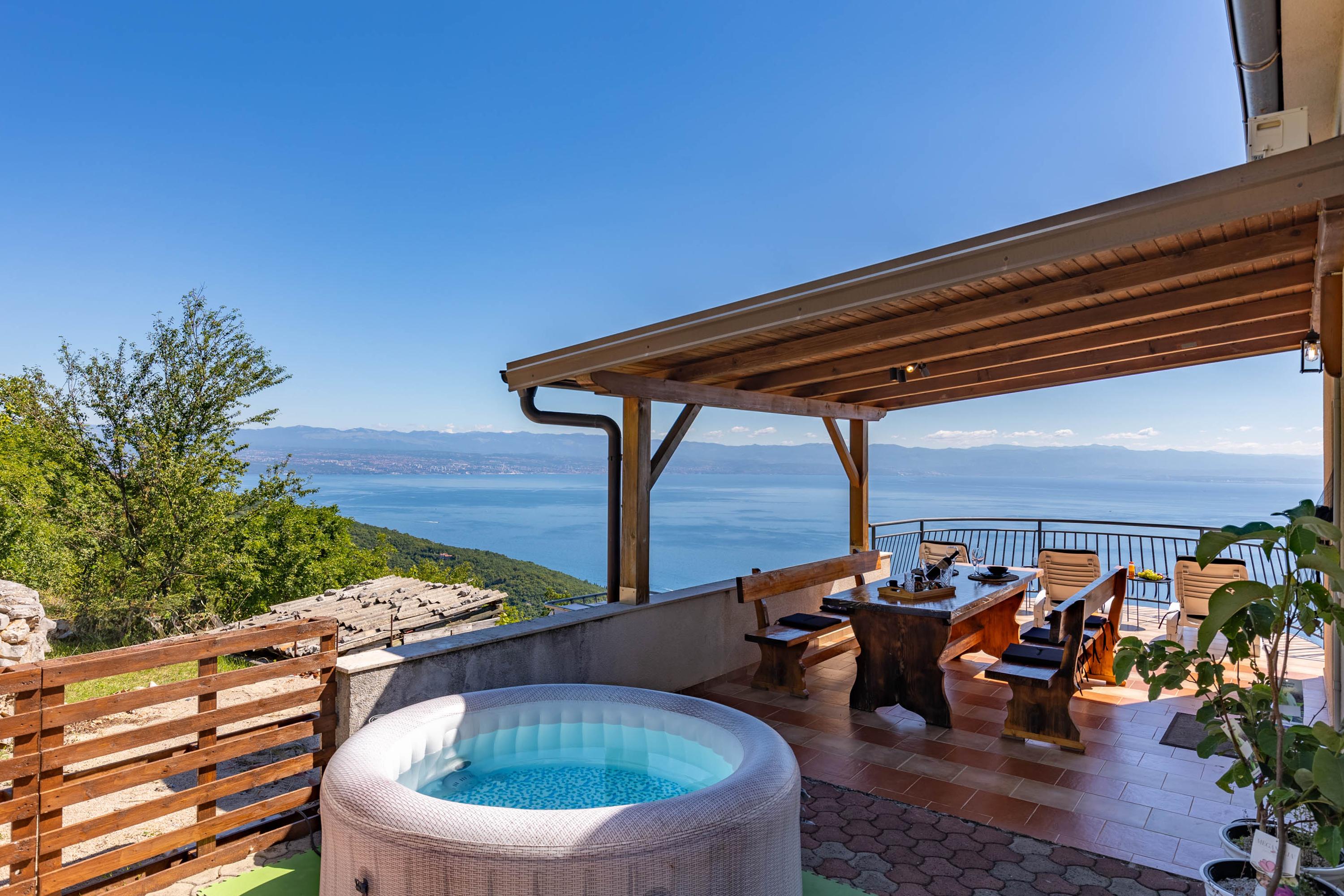 Modern eingerichtete Villa mit fantastischem Meerblick