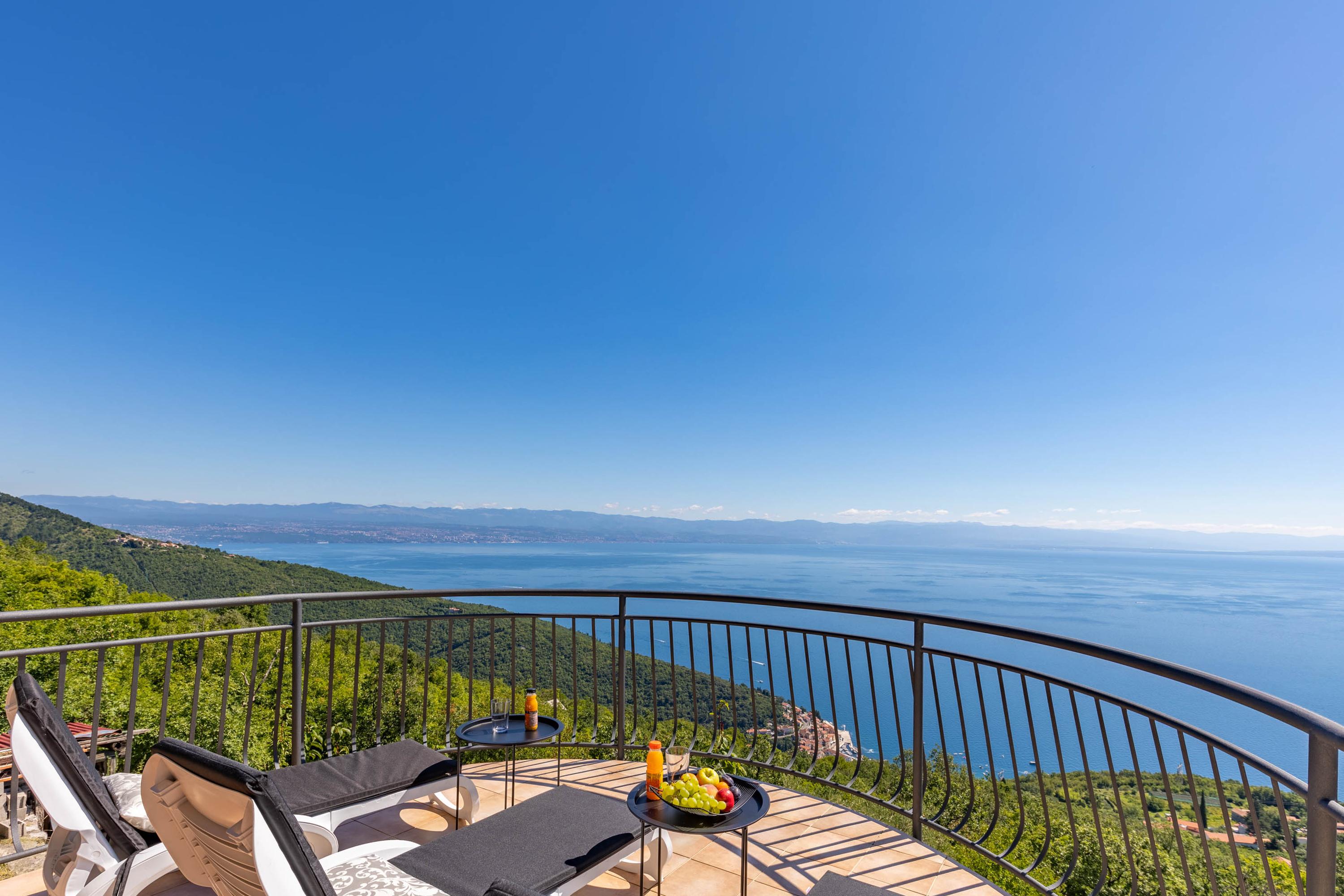 Modern eingerichtete Villa mit fantastischem Meerblick