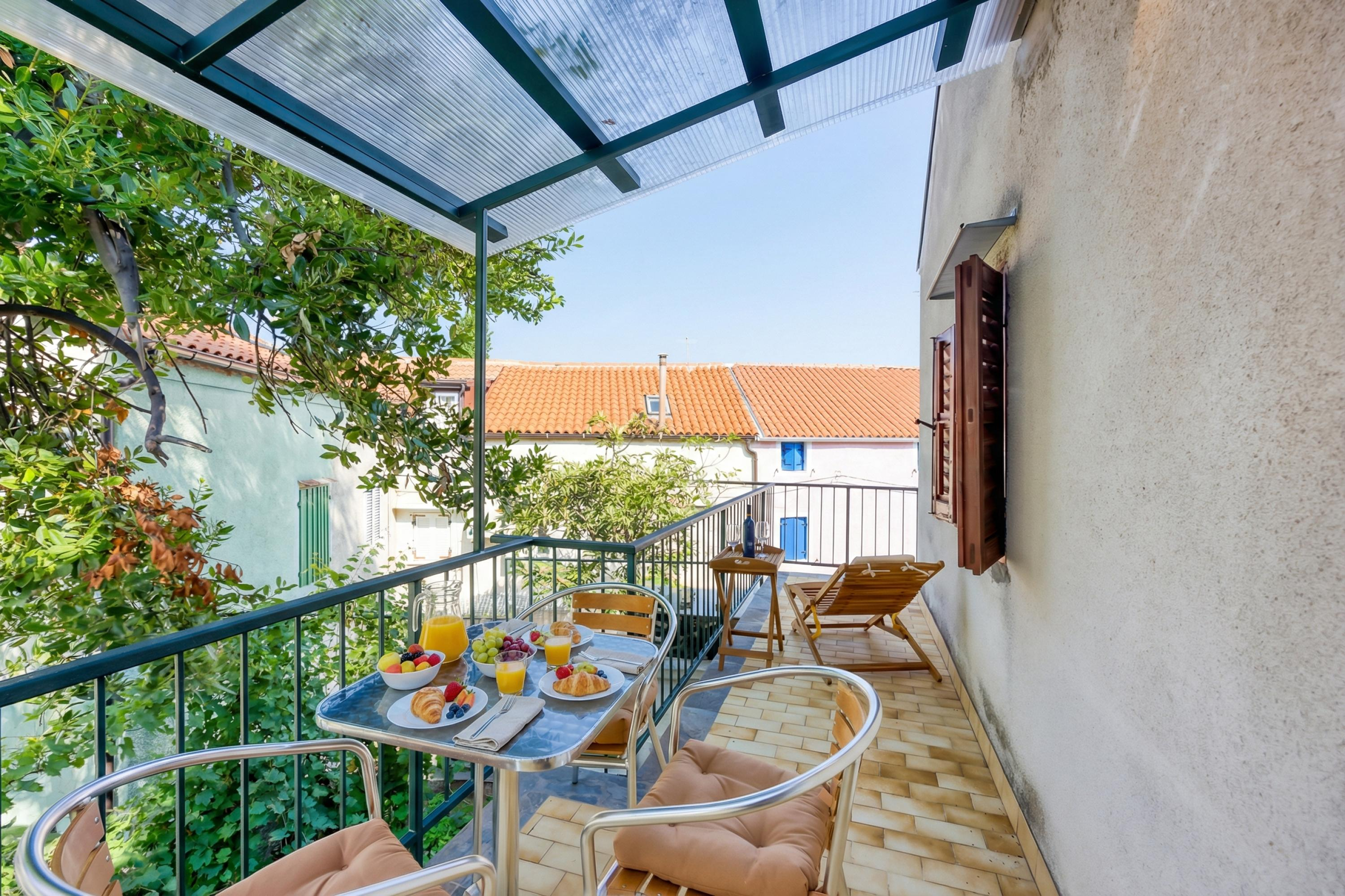 Zentrumsnahes Stadtapartment mit Klima, WLAN, Balkon