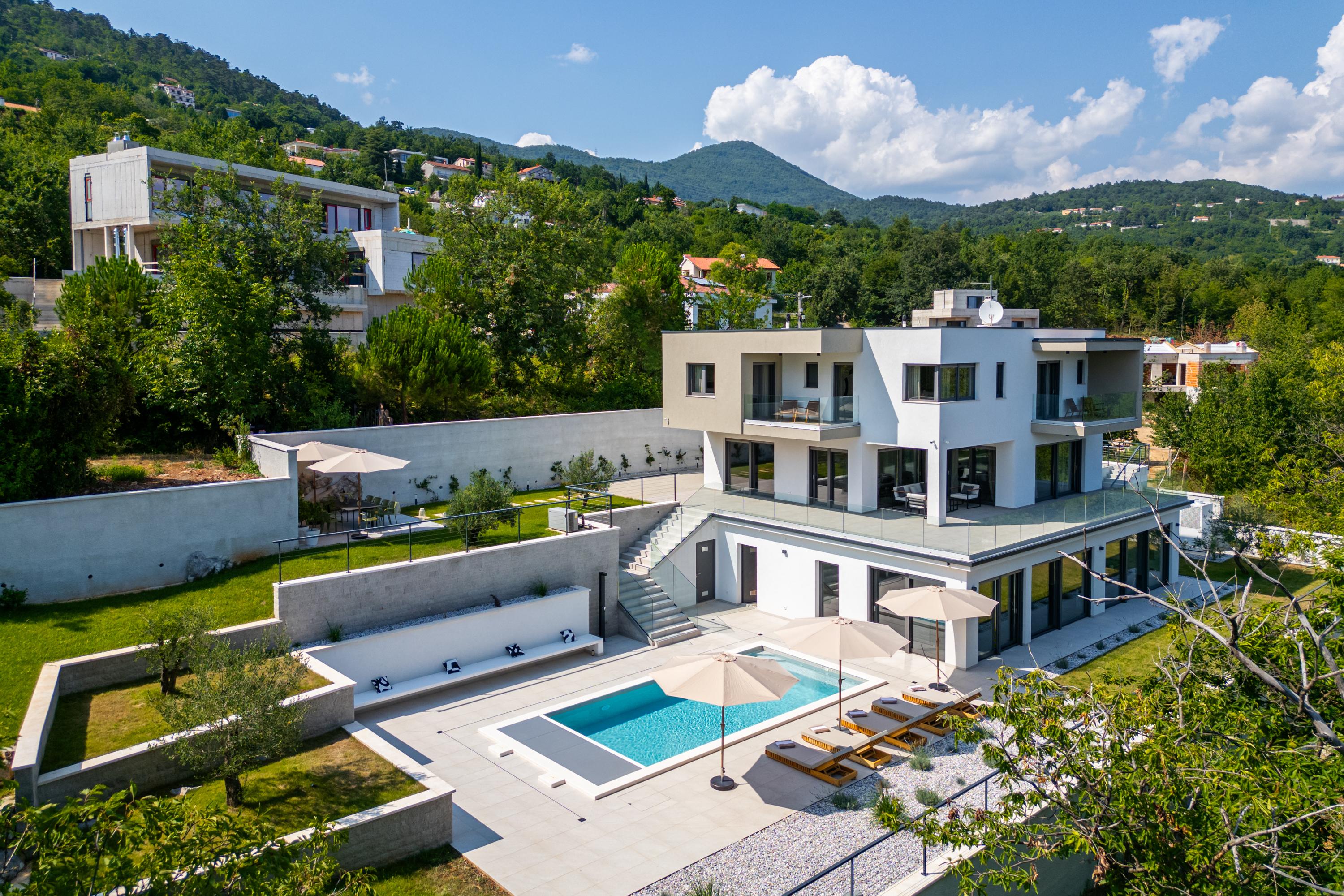 Luxuriöse Villa mit Swimmingpool in Poljane bei Icici