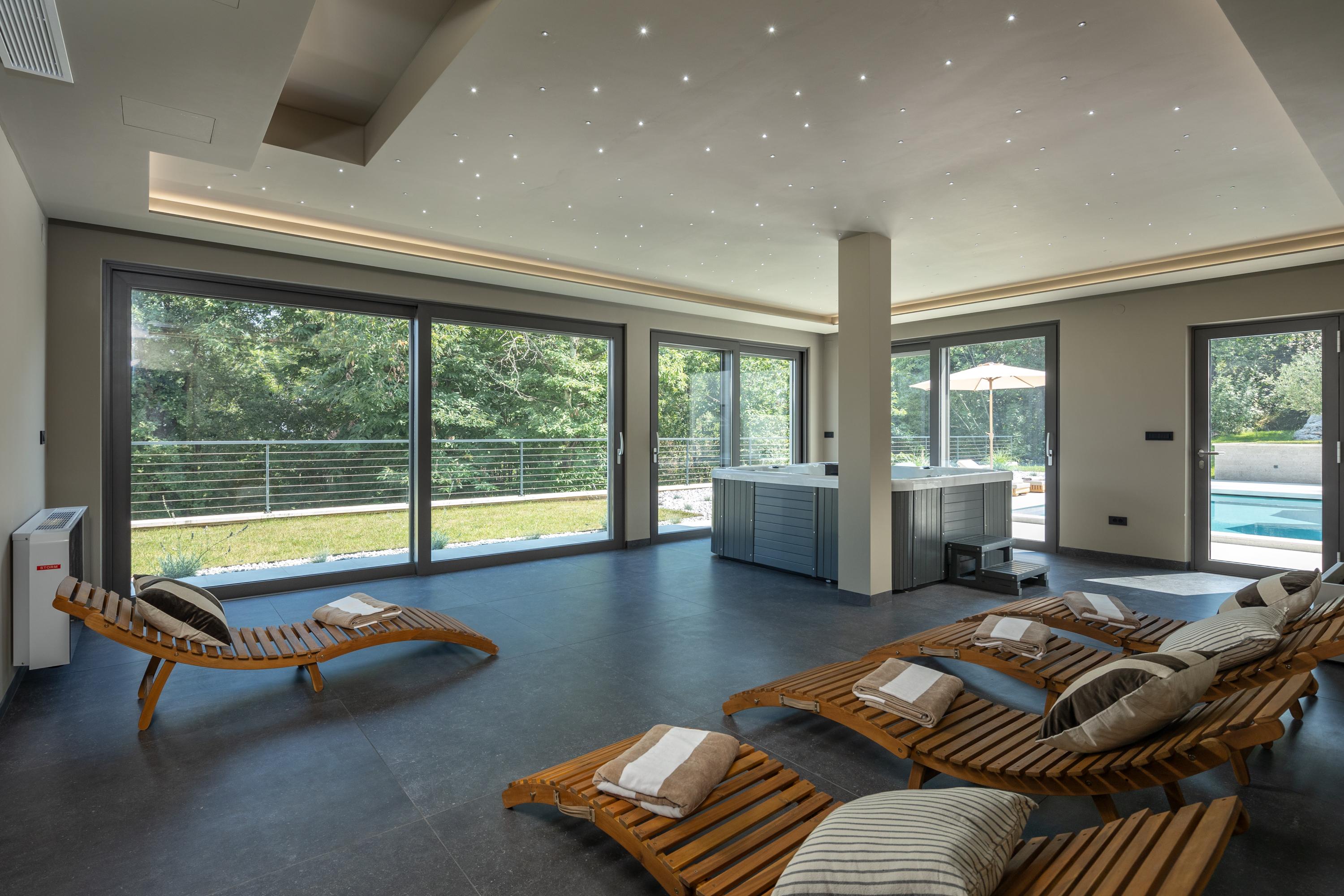 Luxuriöse Villa mit Swimmingpool in Poljane bei Icici