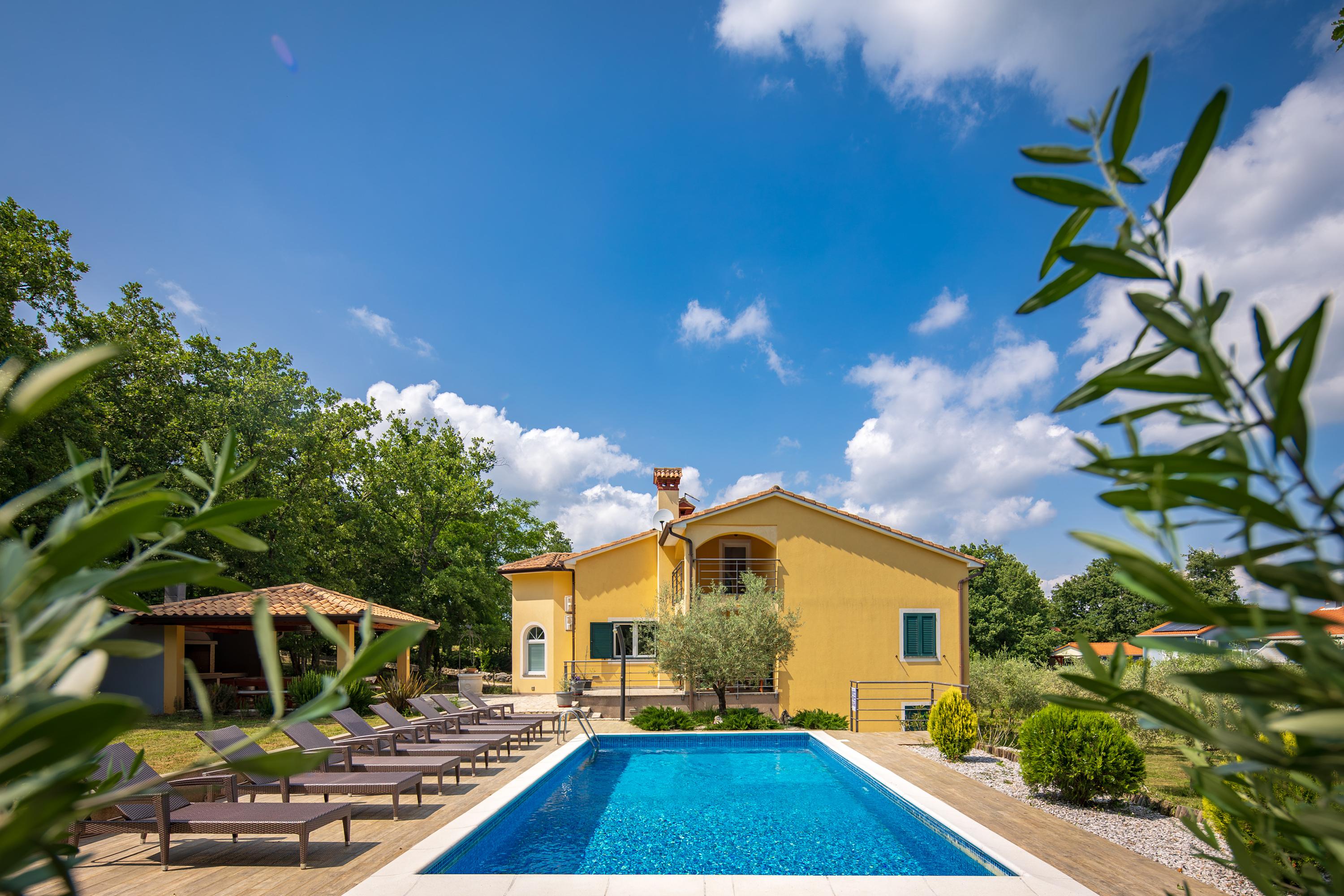 Villa mit Swimmingpool in Kapelica bei Labin