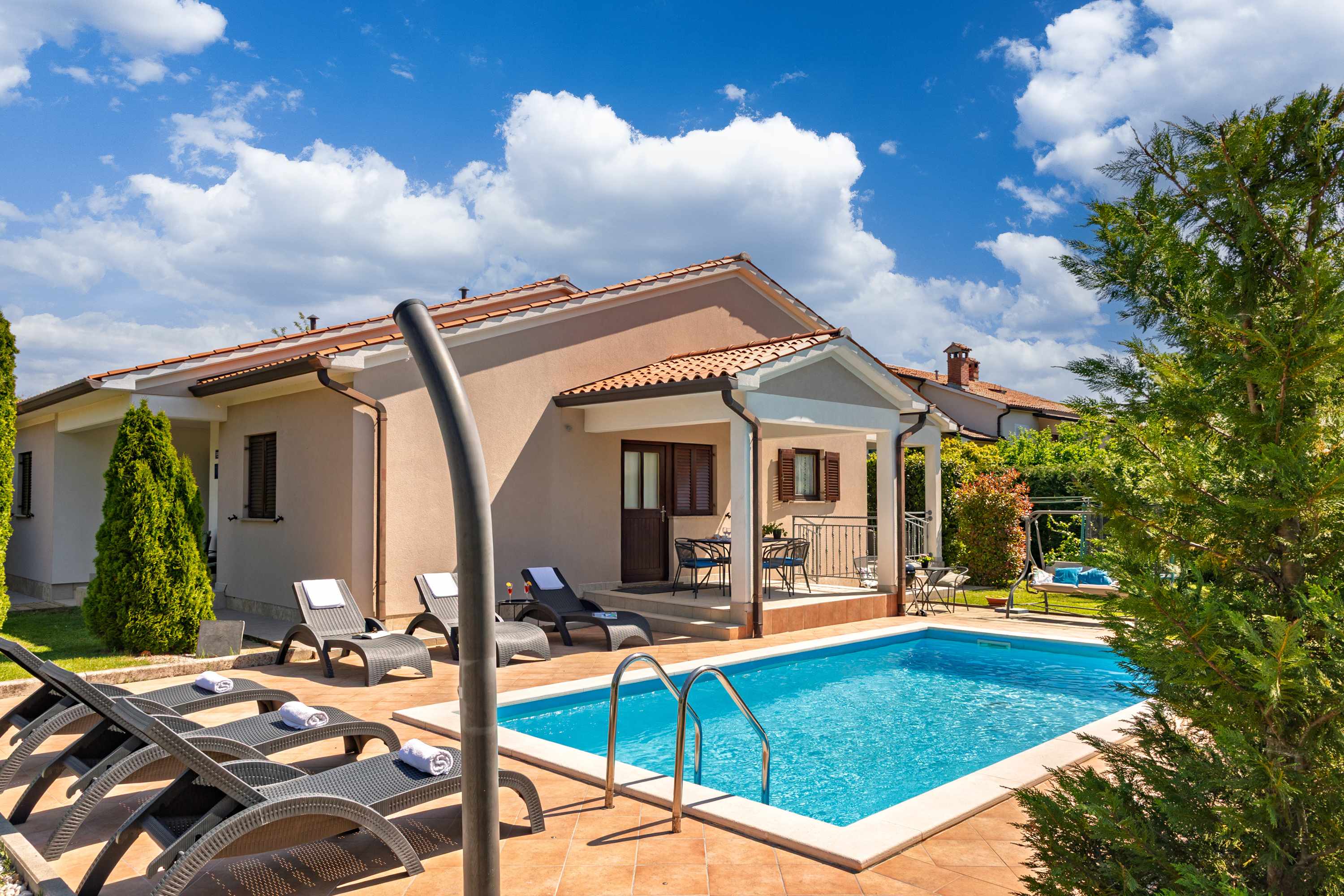 Ferienhaus in Vinež mit Klimaanlage und Swimmingpool