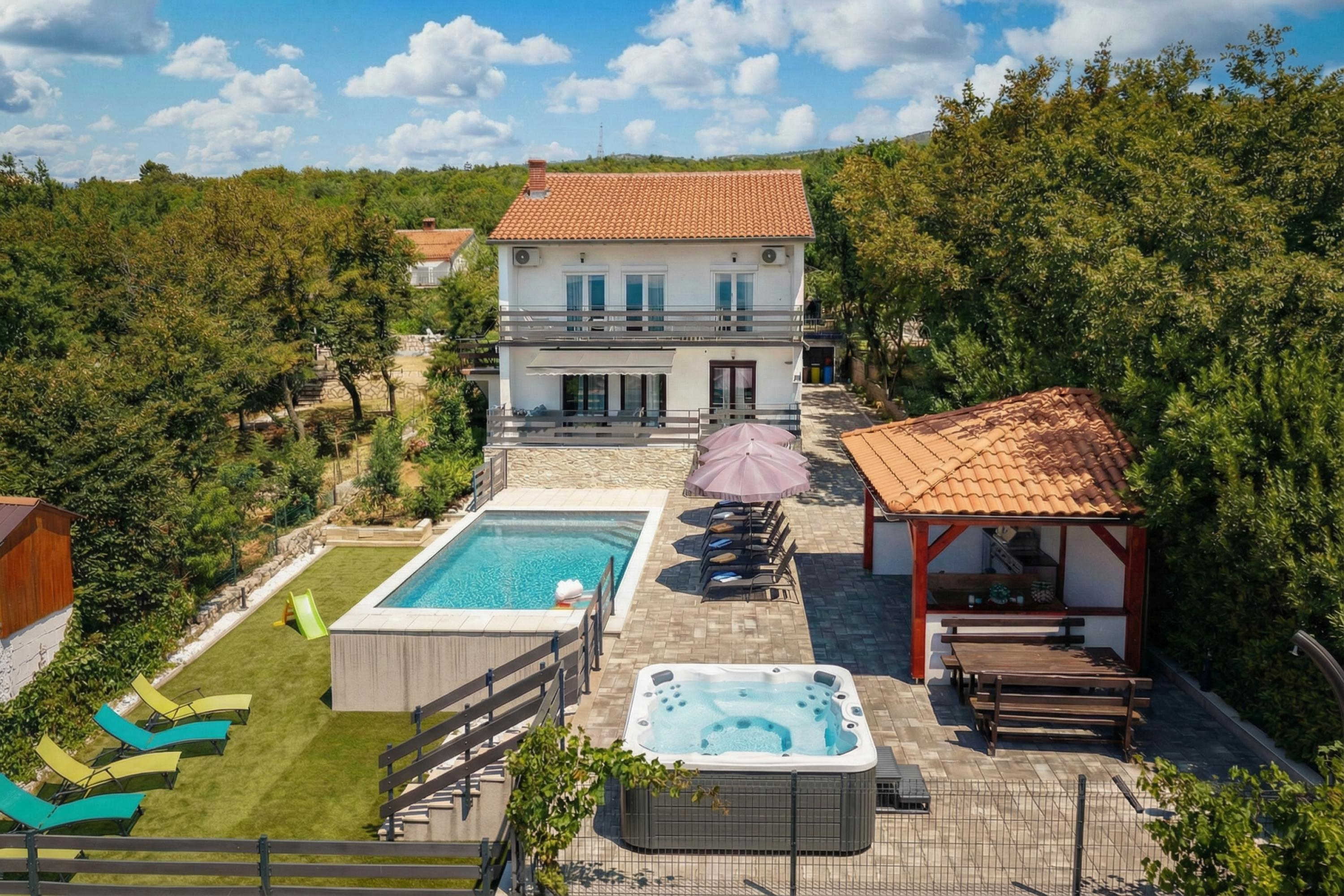 Herrliches Ferienhaus in Smrika mit Pool und Klimaanlage