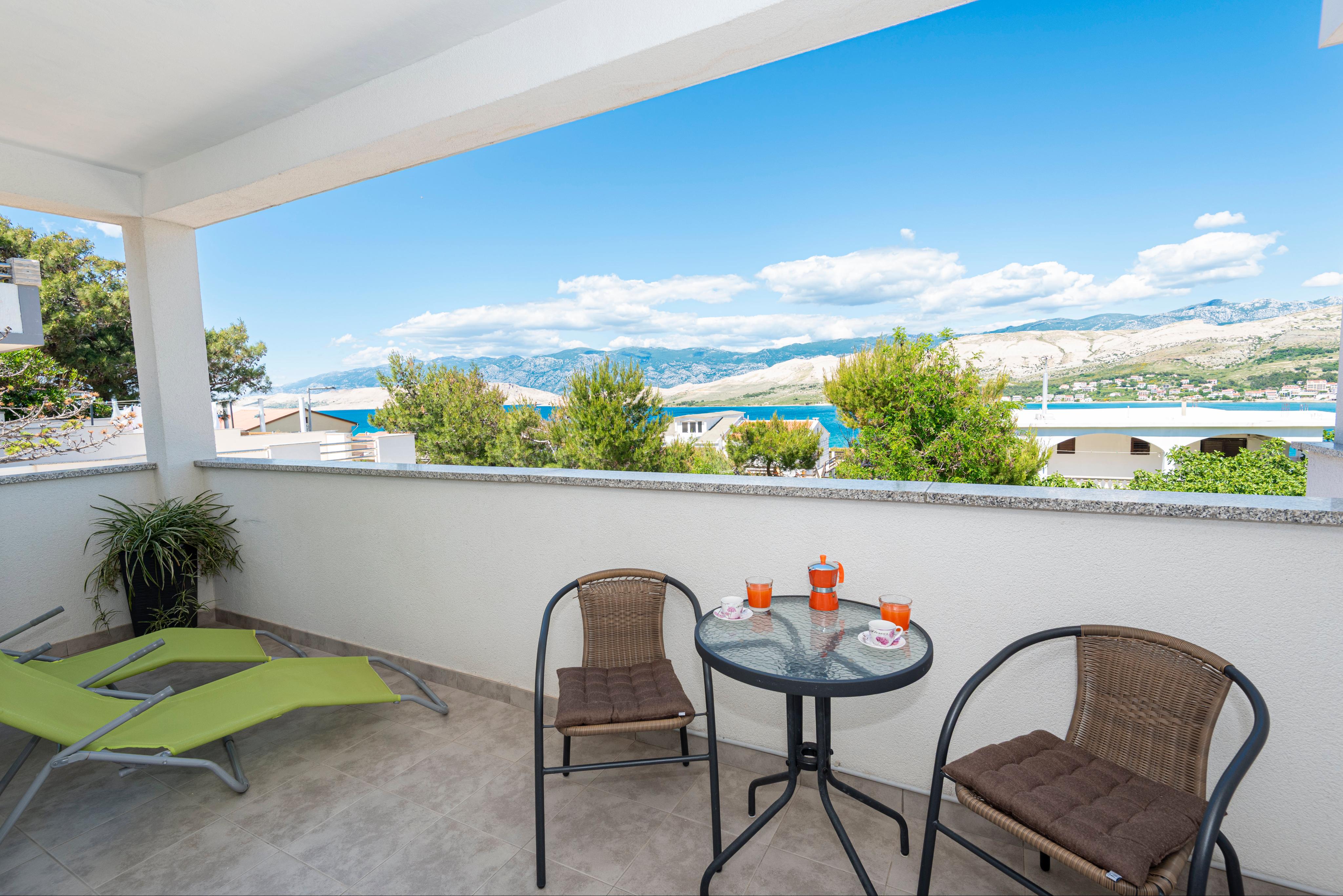 Große Pärchenwohnung - überdachter Meerblickbalkon strandnah in Pag