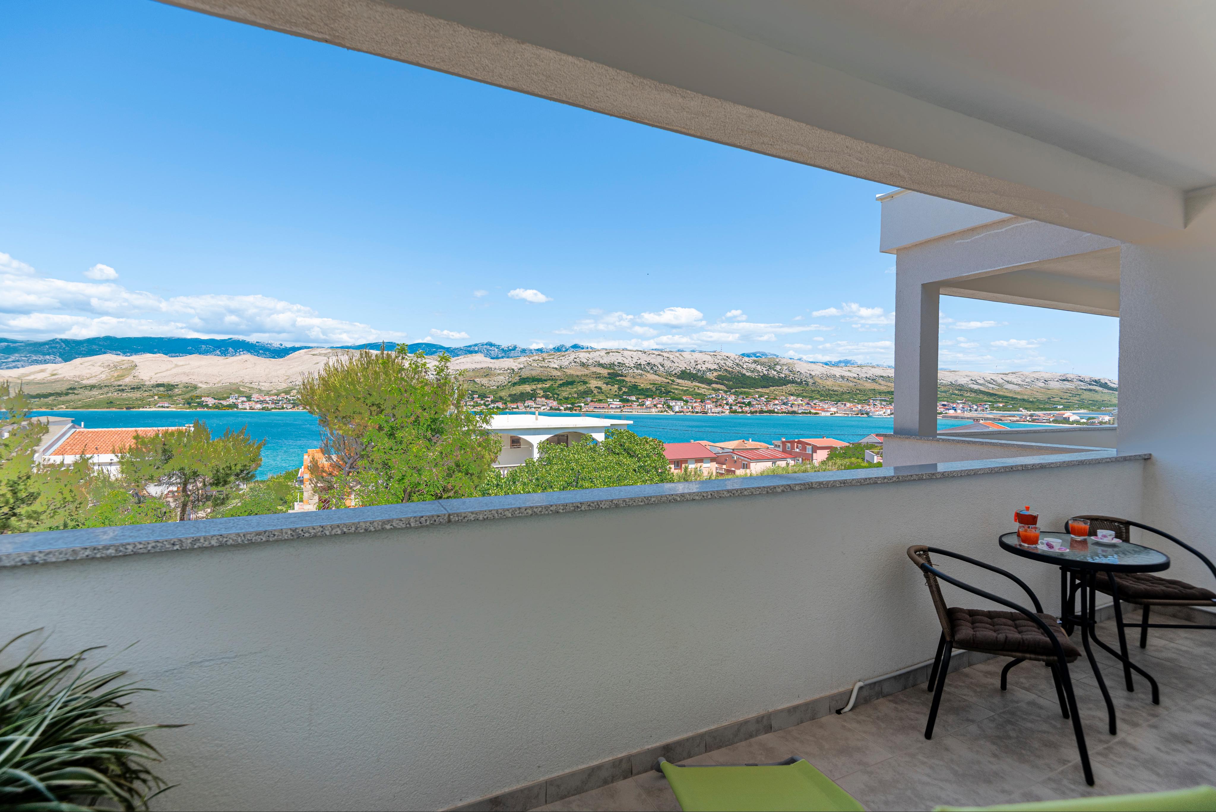 Große Pärchenwohnung - überdachter Meerblickbalkon strandnah in Pag