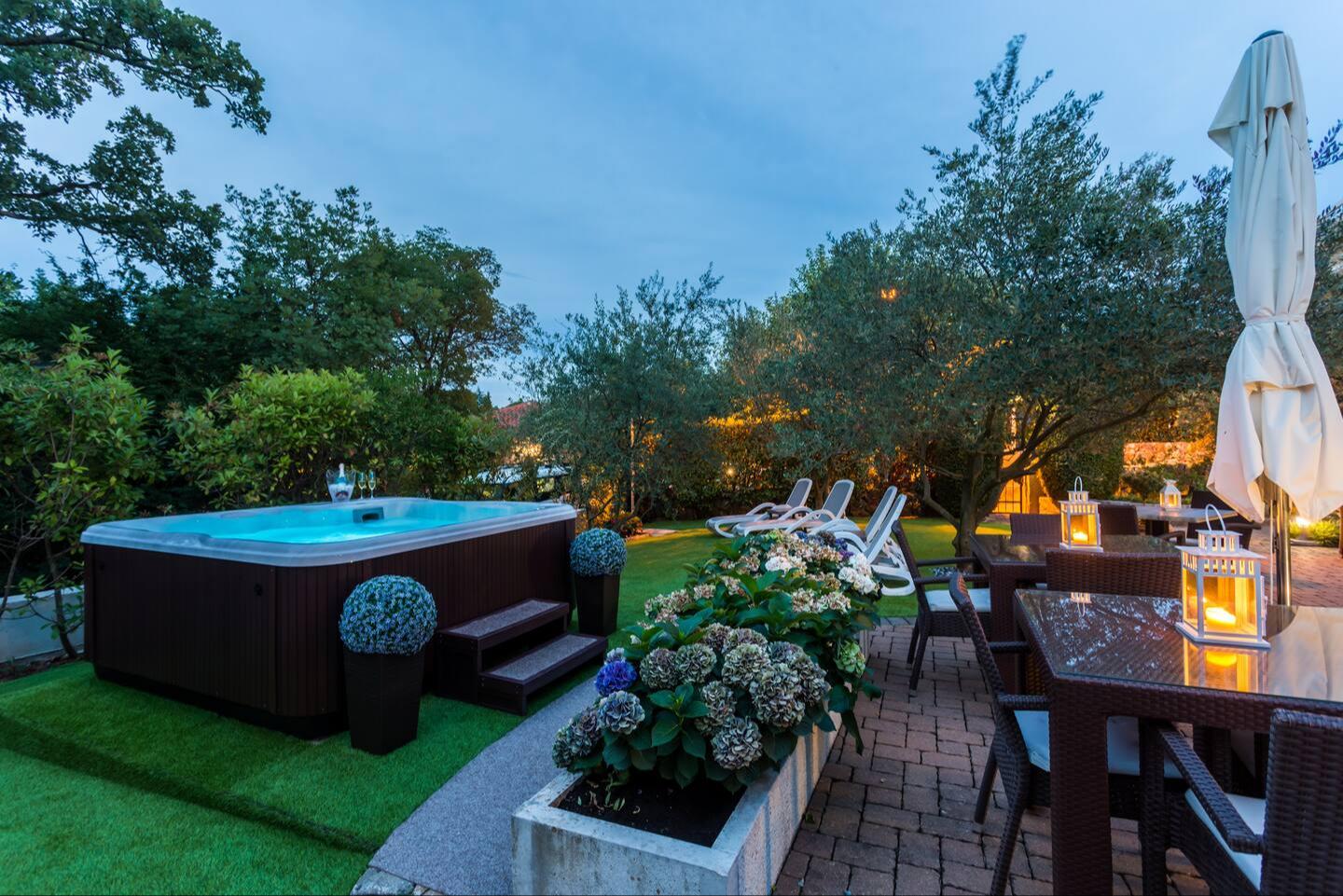 Privatzimmer mit Frühstück und Balkon mit Meerblick, neben der Strand