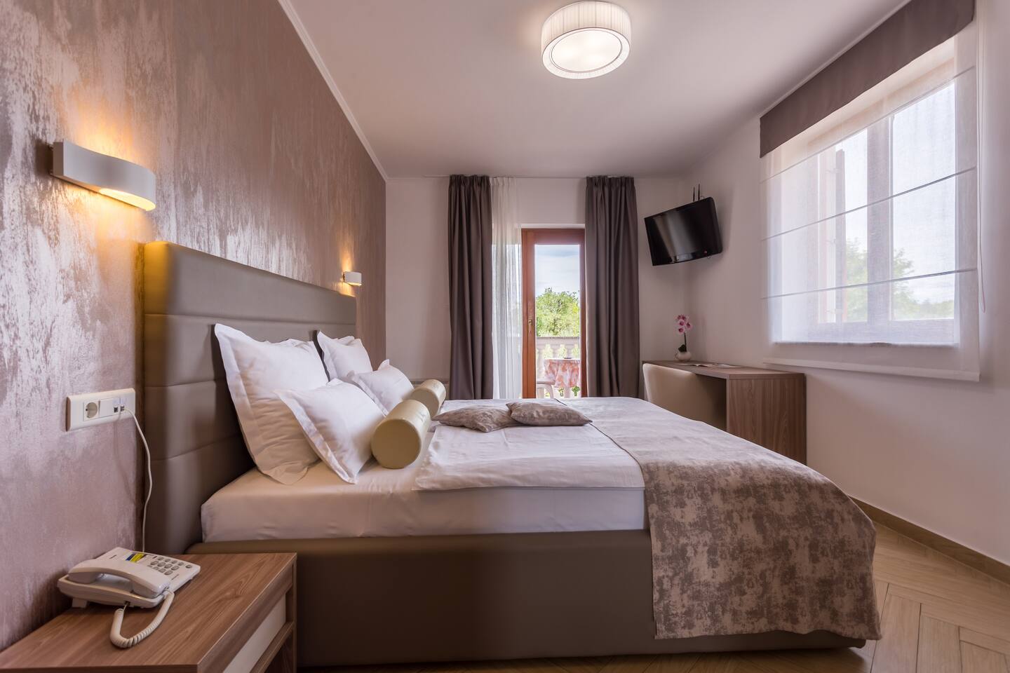 Privatzimmer mit Frühstück und Balkon mit Meerblick, neben der Strand