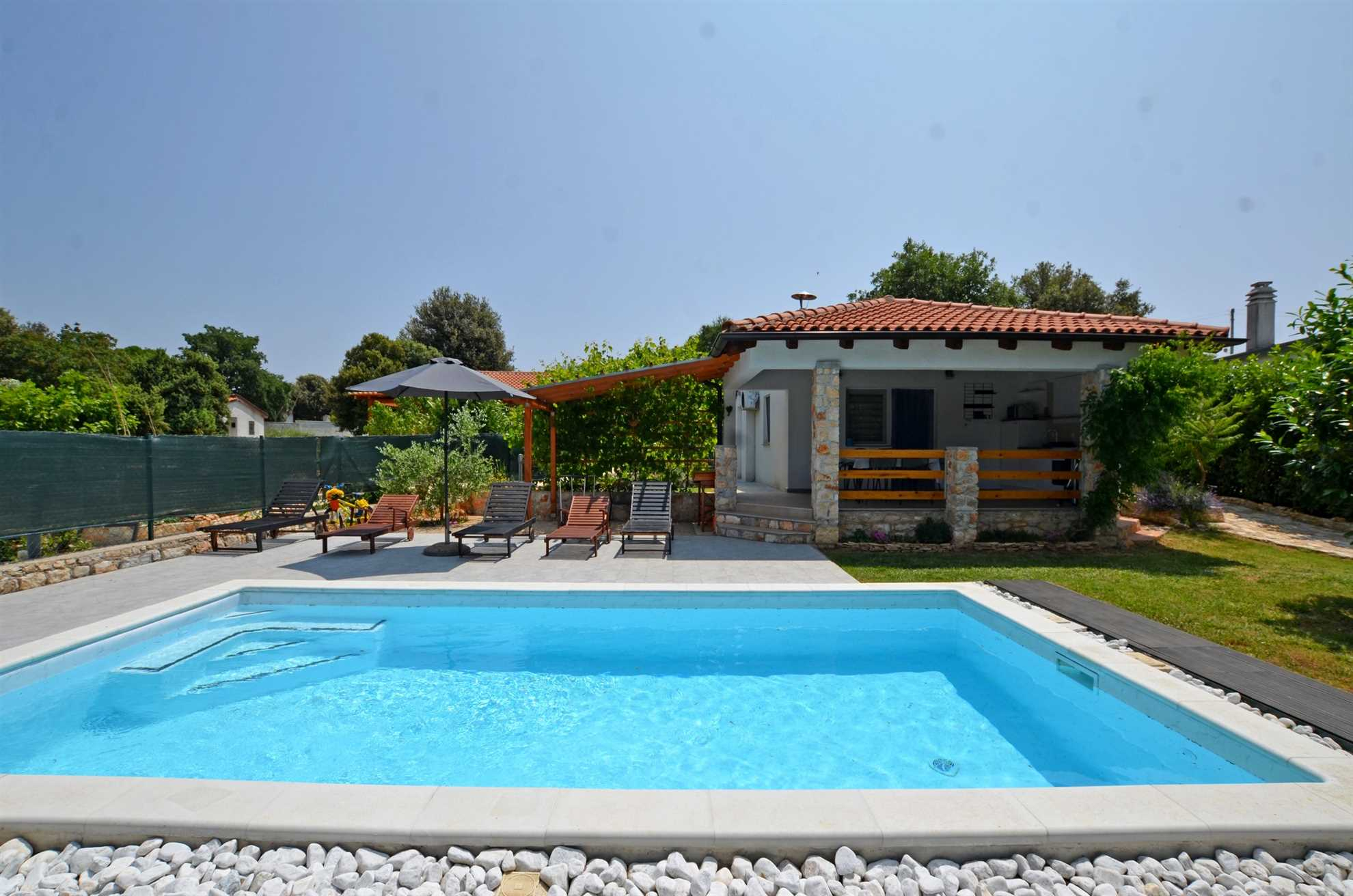 Ferienhaus mit Pool, Klima, Sat-TV und Internet