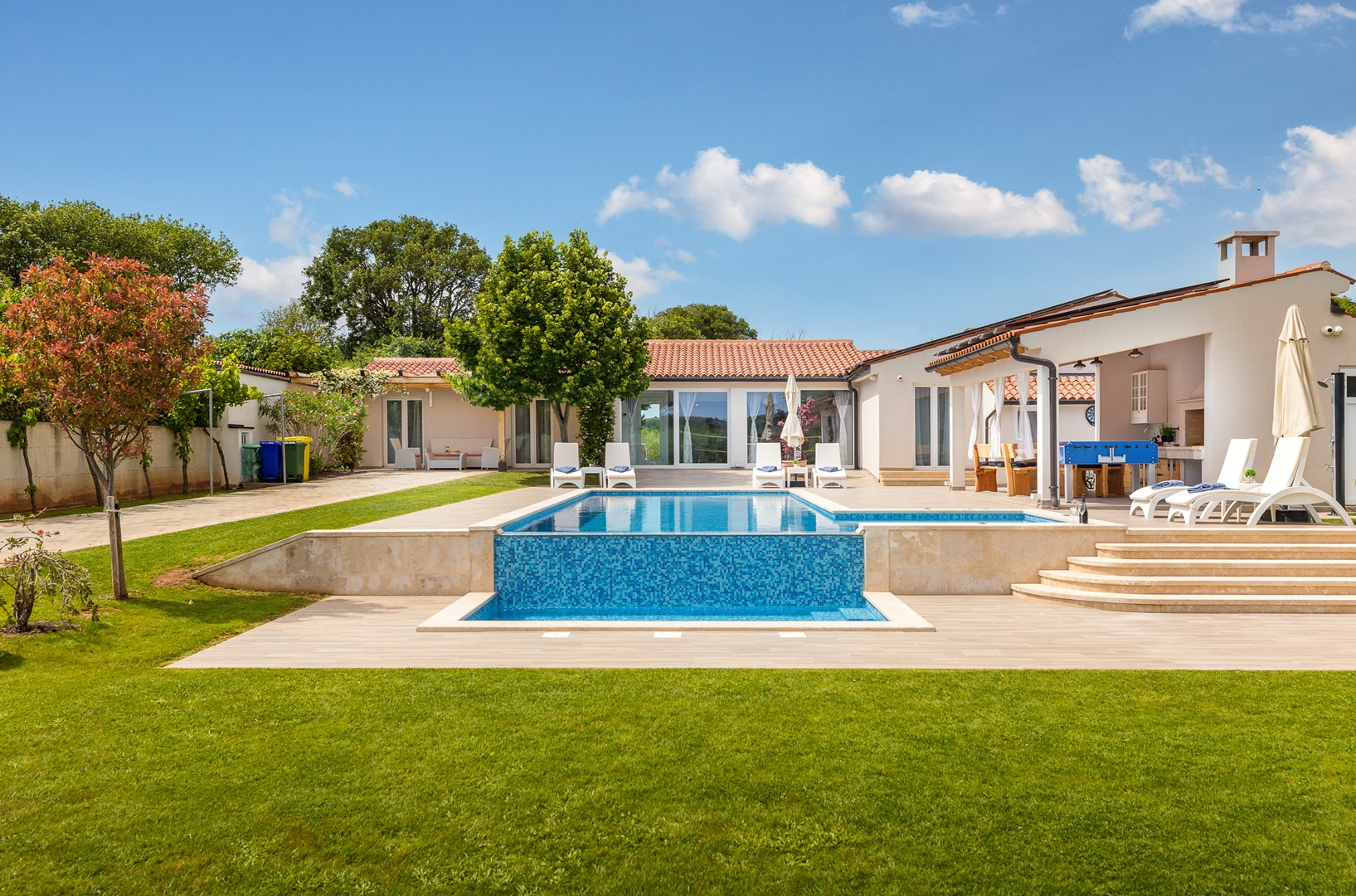 Eine wunderschöne Villa mit privatem Pool in der Nähe des Meeres