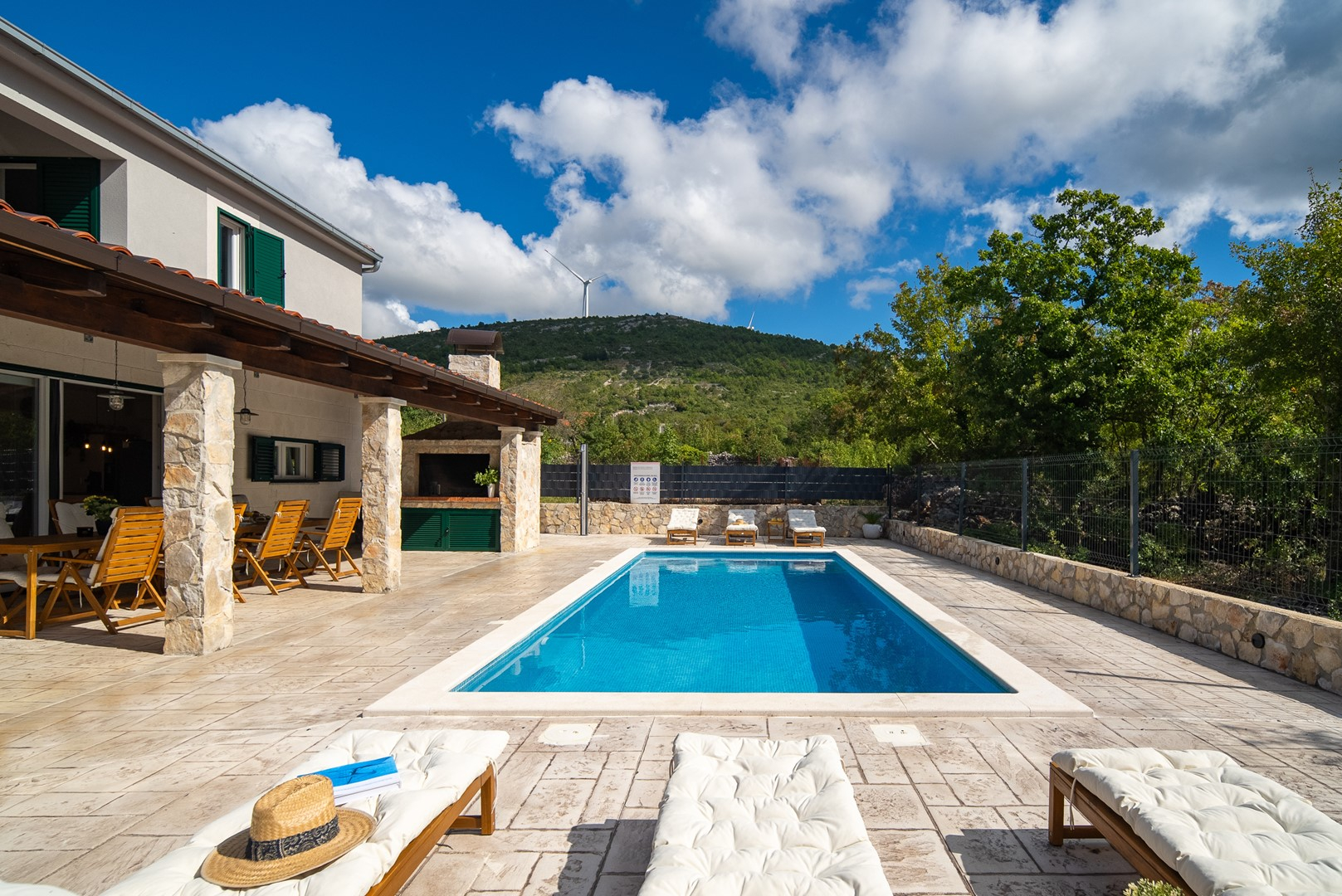 Luxuriöses Traum-Ferienhaus in Blizna Gornja mit Swimmingpool
