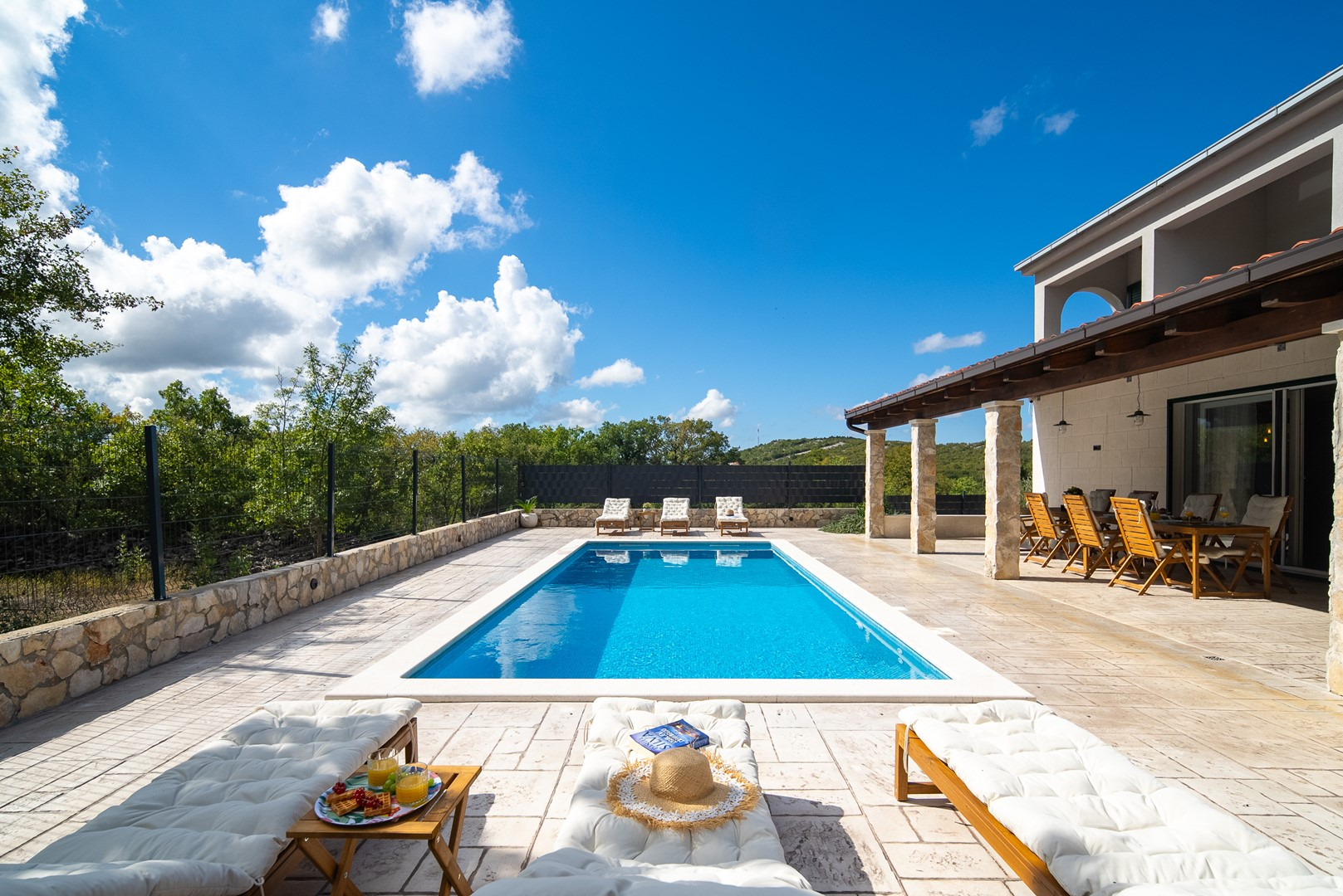 Luxuriöses Traum-Ferienhaus in Blizna Gornja mit Swimmingpool