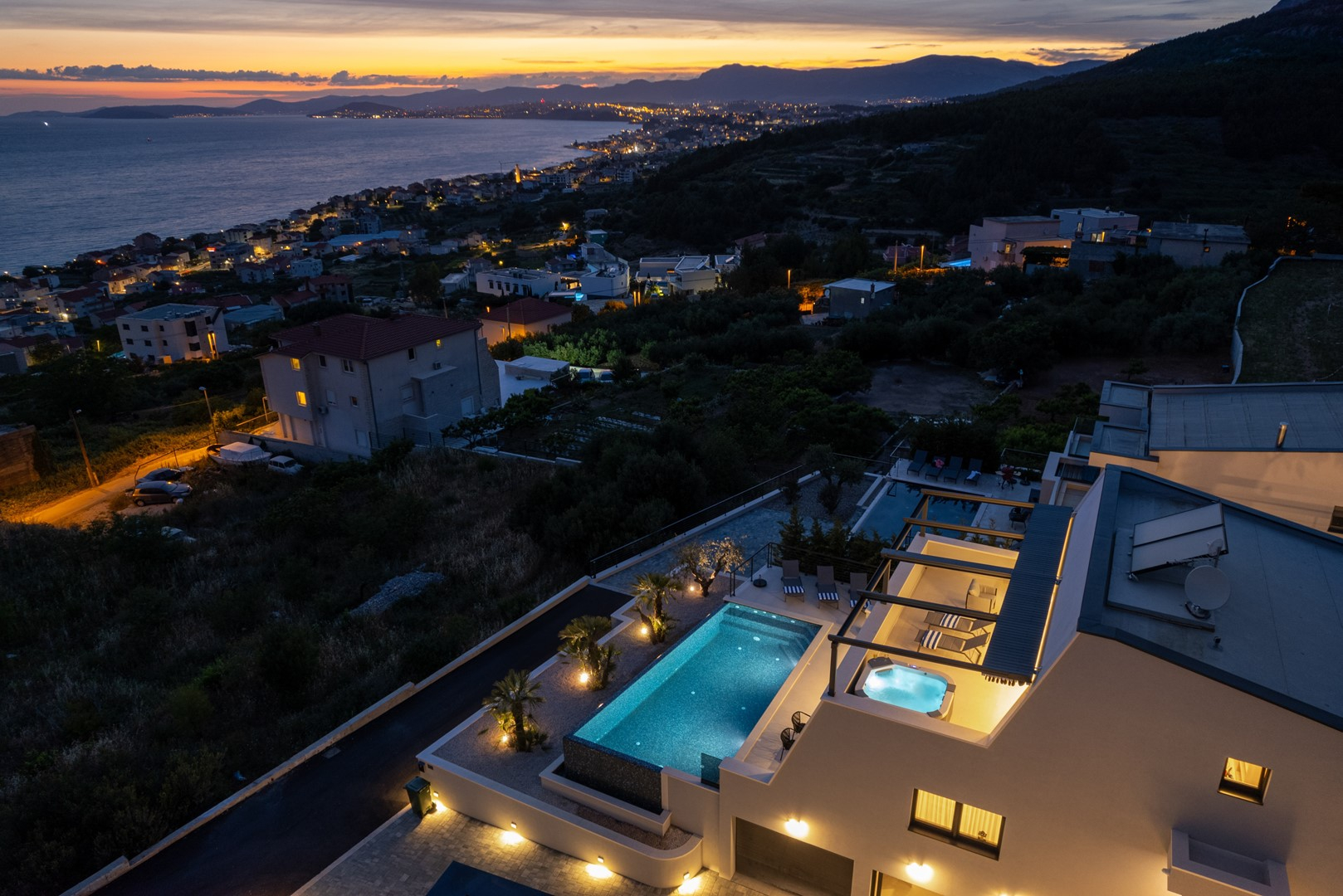 Schicke Villa mit privatem beheiztem Pool, Spa und Whirlpool 