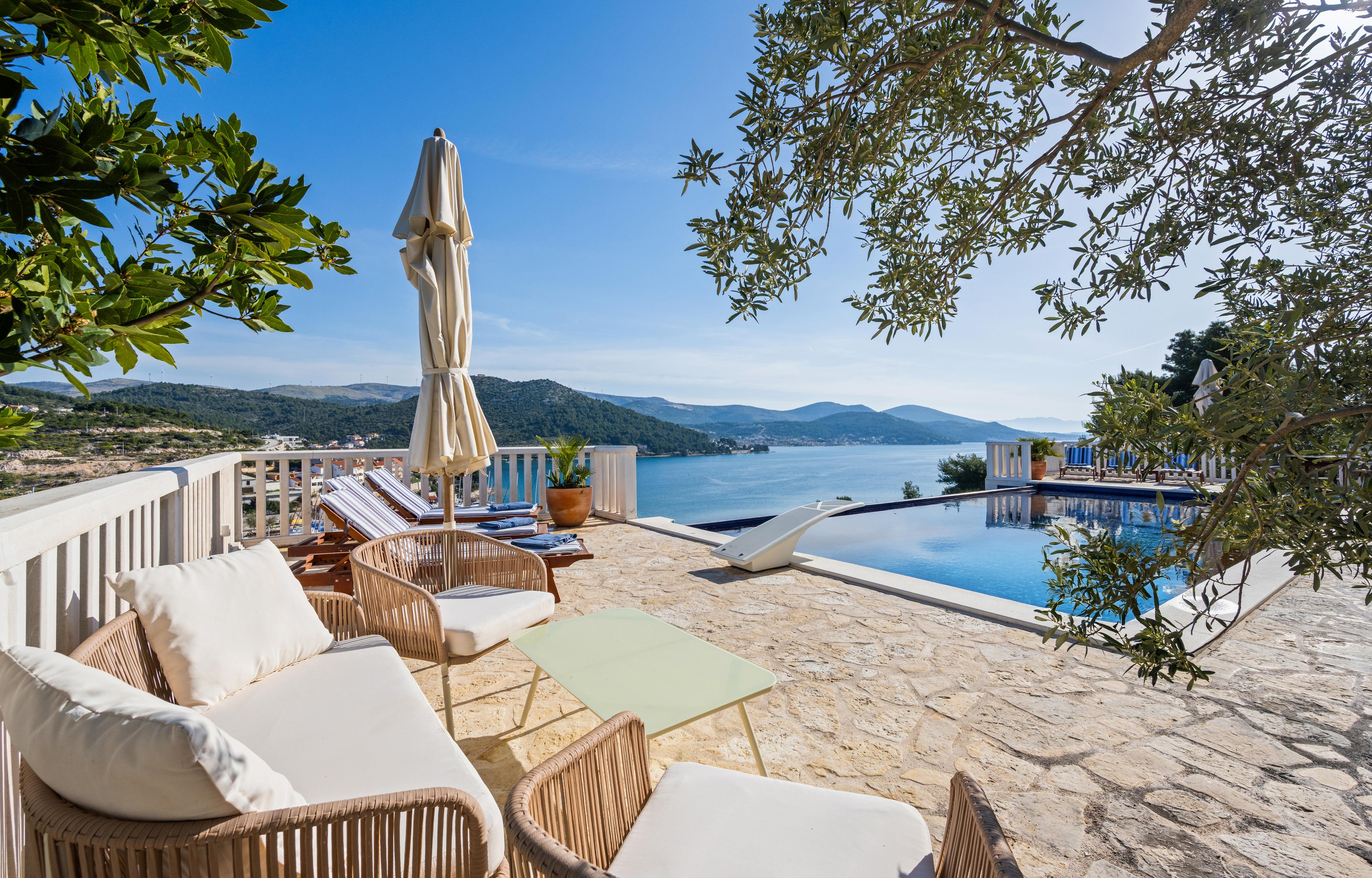 Sonniges Ferienhaus in Marina, in Dalmatien mit Swimmingpool