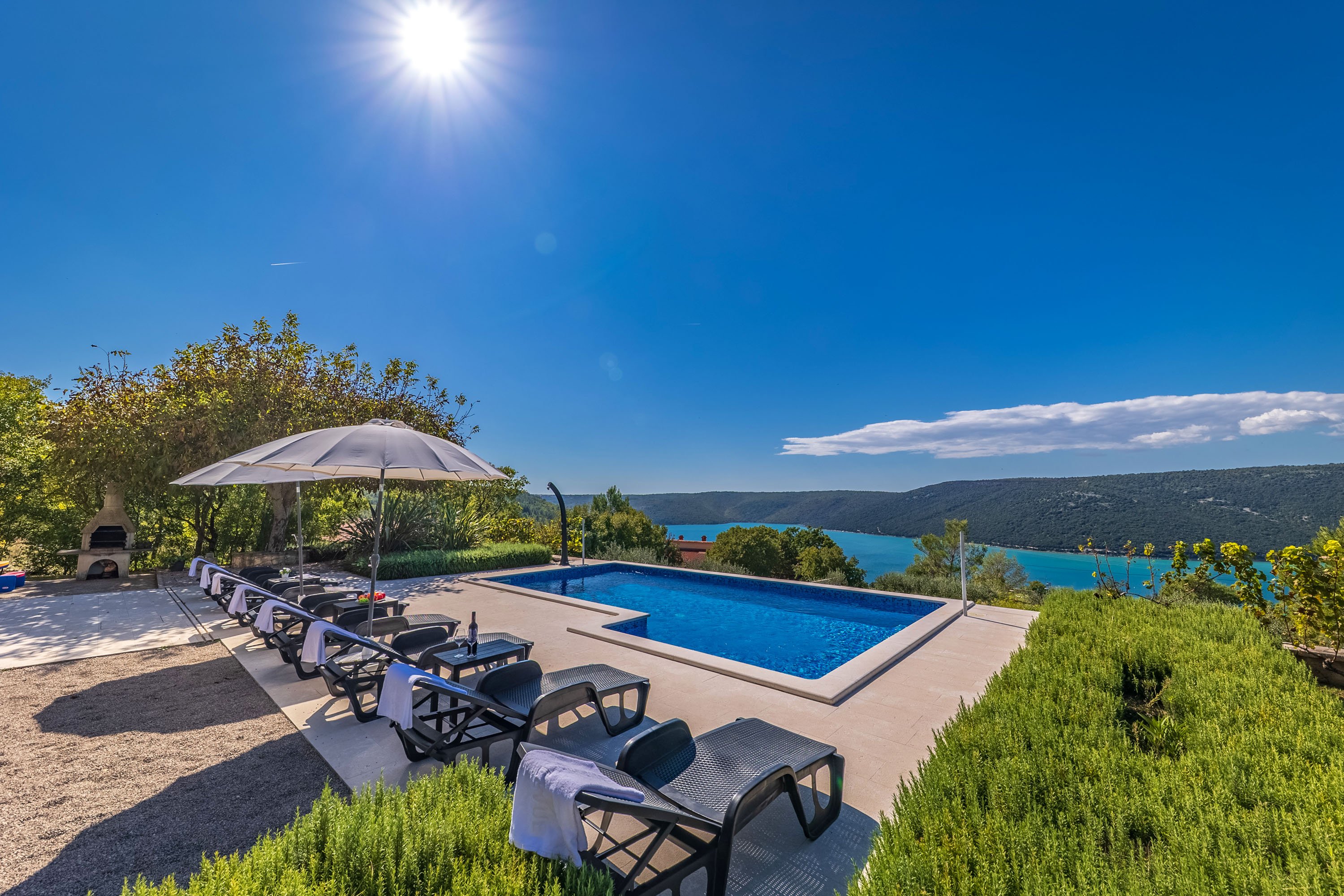 Ferienunterkunft mit Pool und herrlichem Meerblick