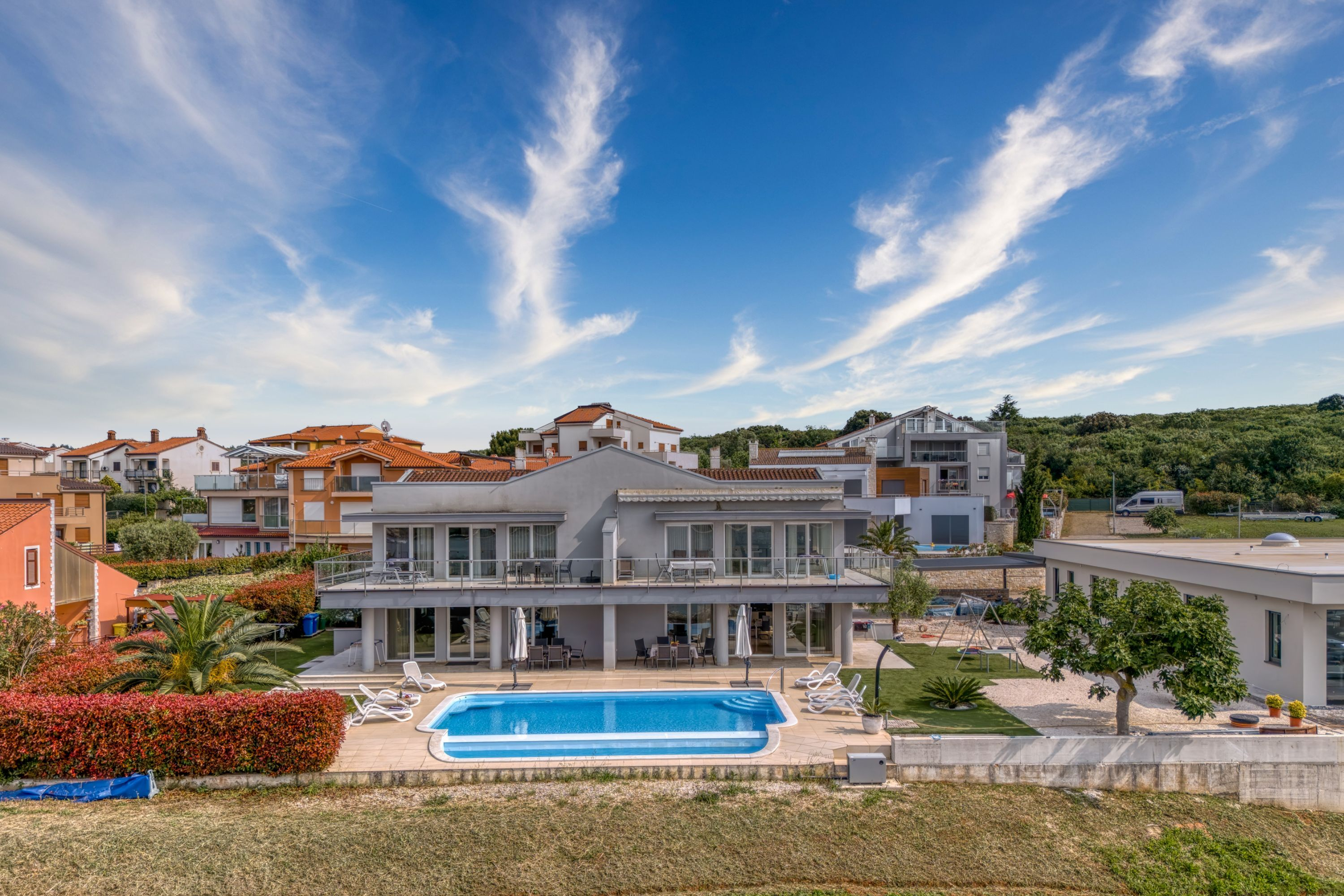 Moderne FeWo mit Gemeinschaftspool, Meerblick und Sat-TV