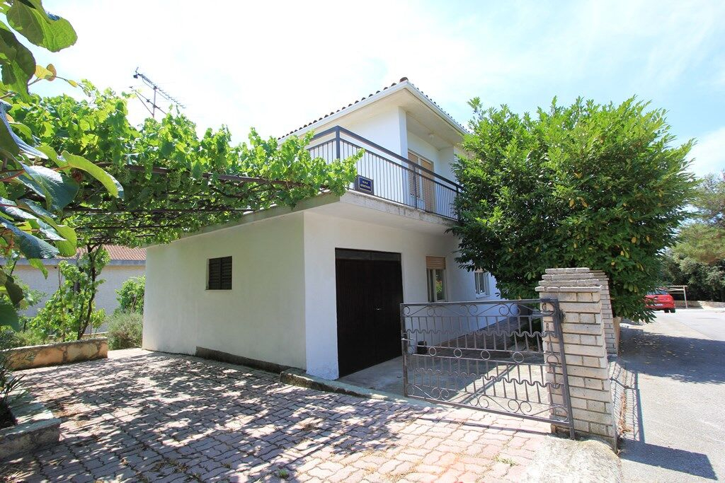 Ferienhaus mit 6 Schlafzimmern und Meerblick in Strandnähe