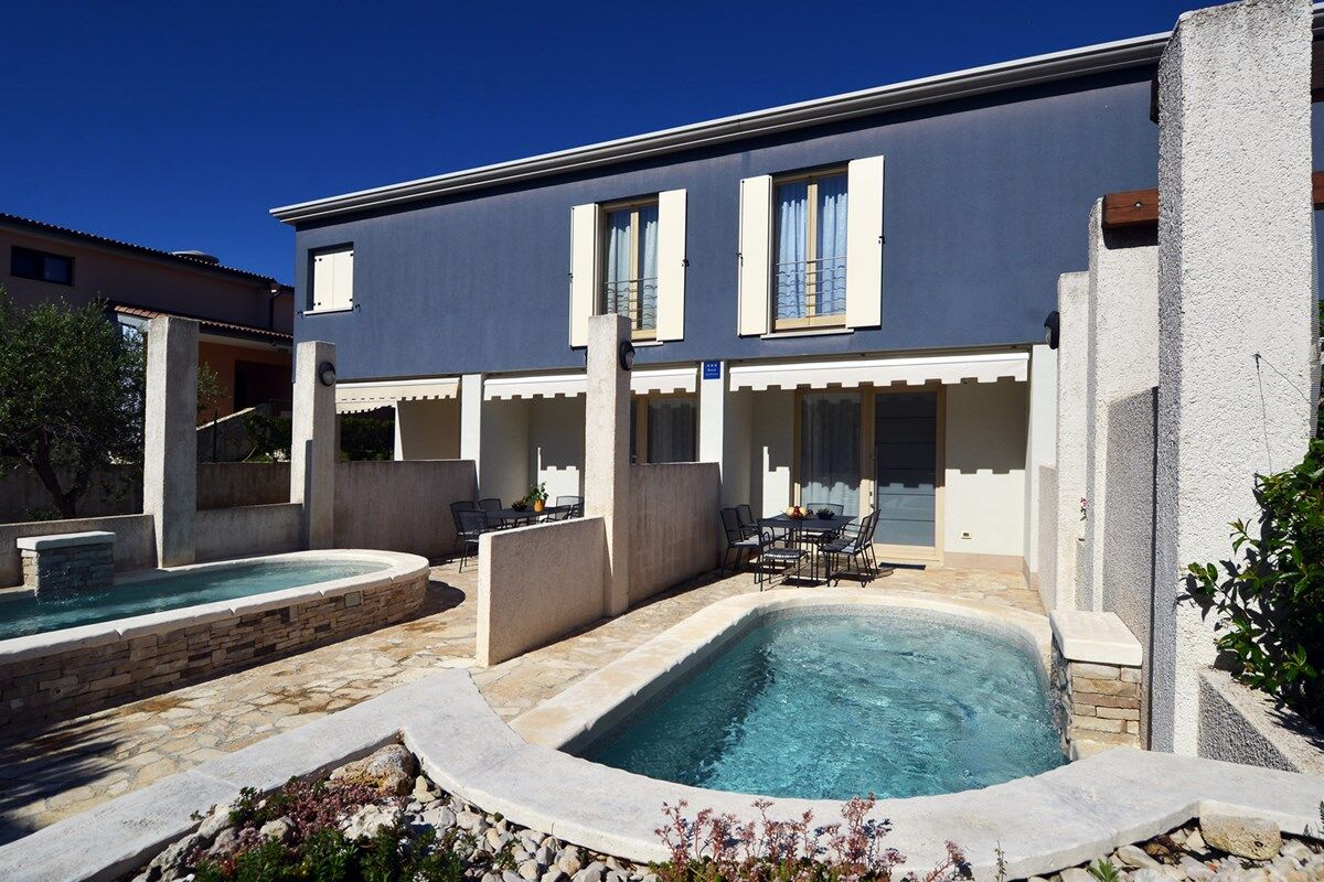 Ferienhaus für 12 Personen mit zwei privaten Pools und WLAN