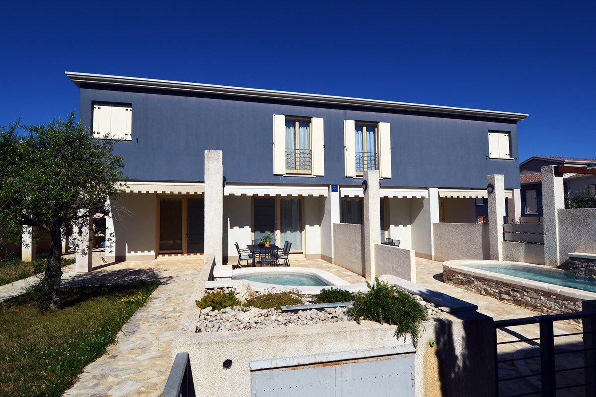 Ferienhaus für 12 Personen mit zwei privaten Pools und WLAN