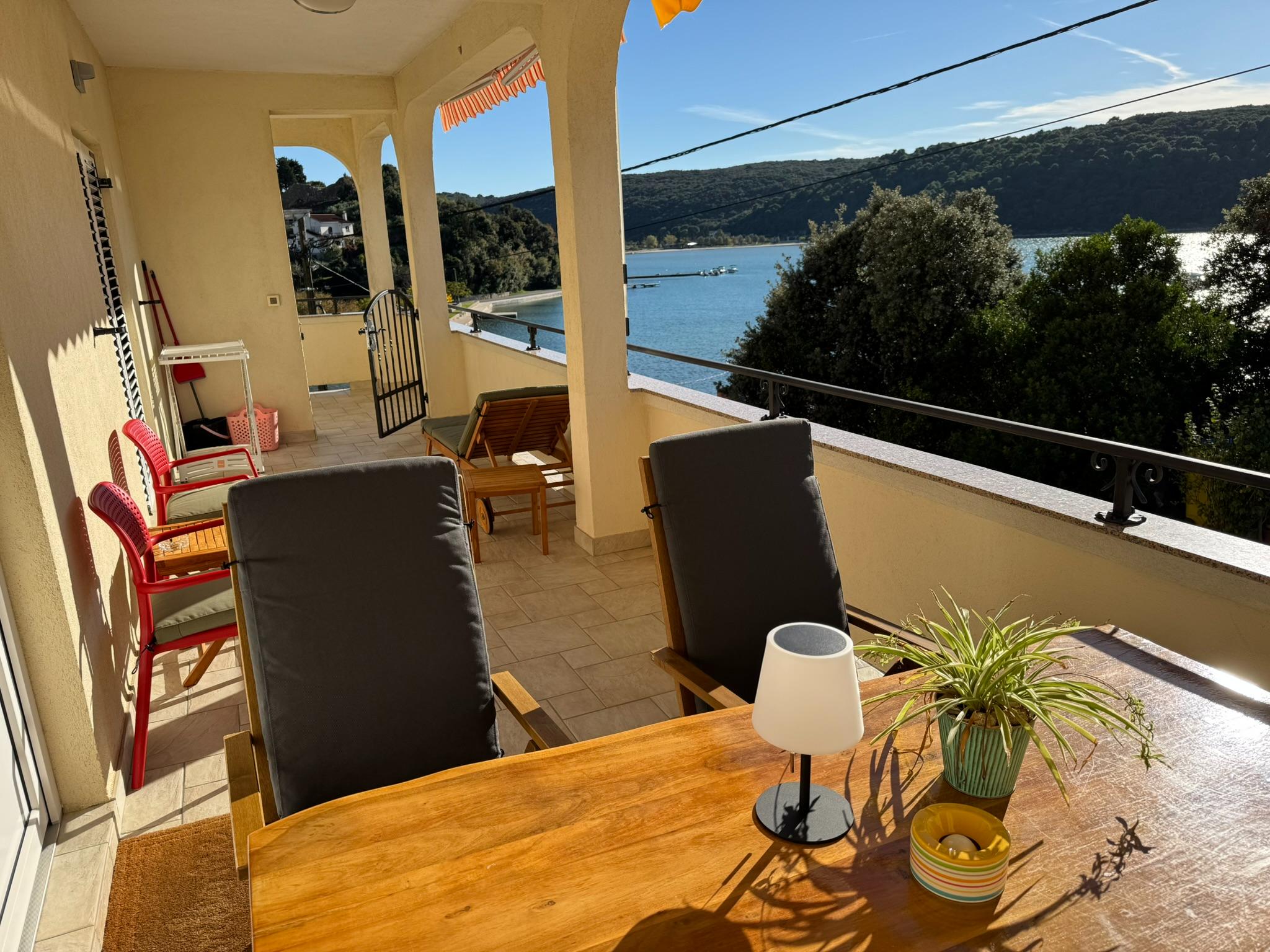 Geräumige Wohnung mit zwei Schlafzimmern und Balkon