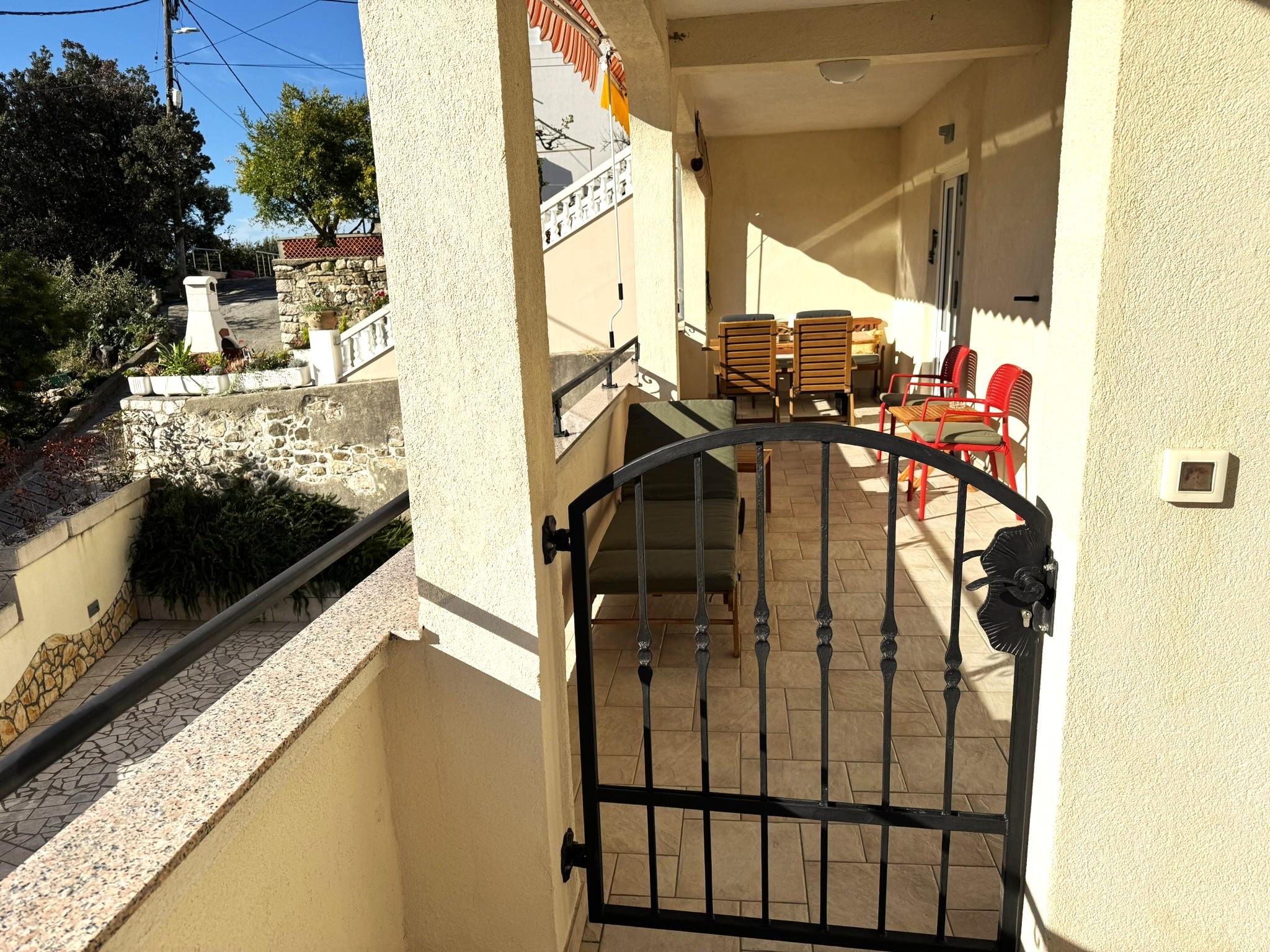 Geräumige Wohnung mit zwei Schlafzimmern und Balkon