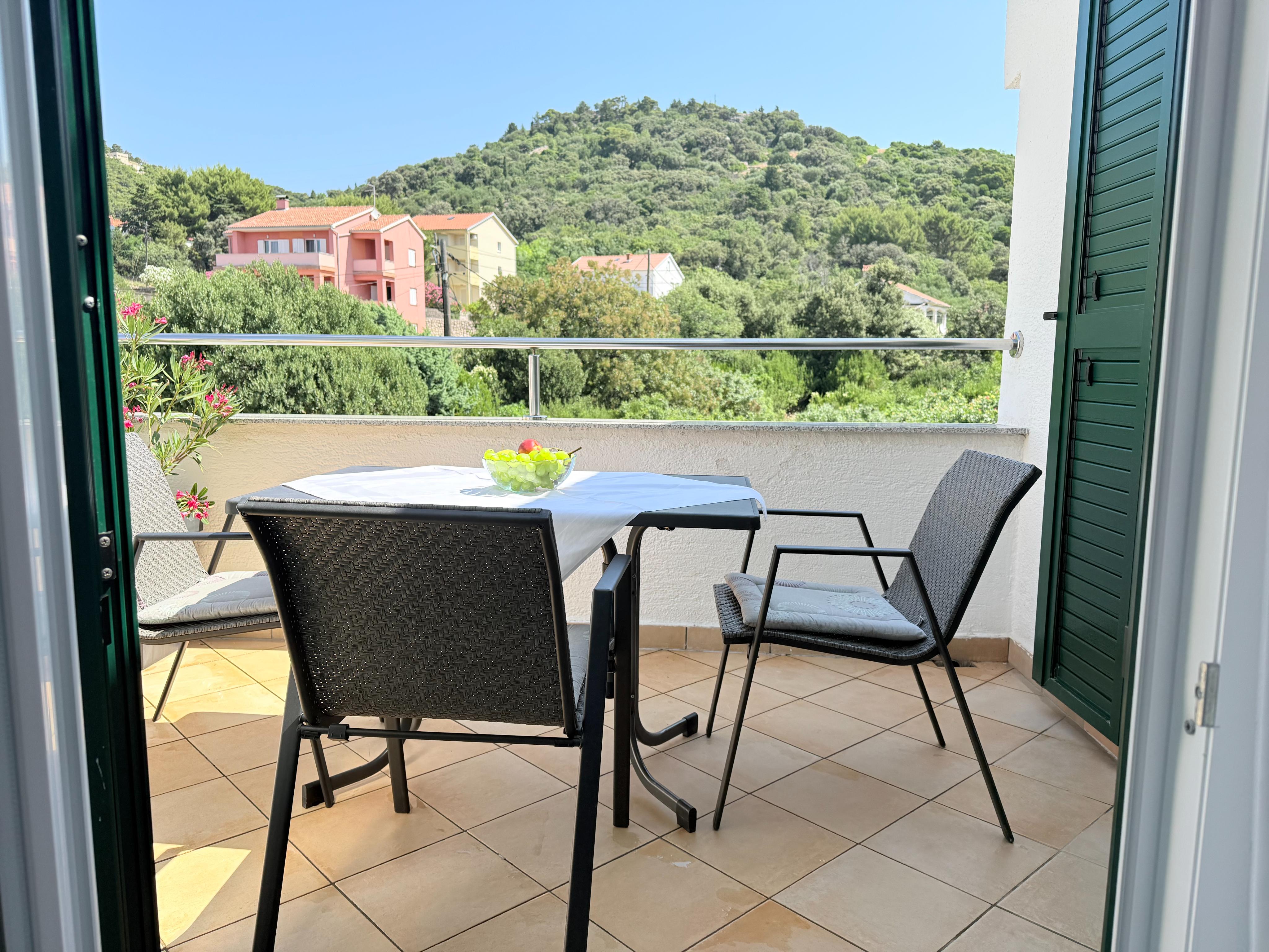 Ruhige Wohnung mit große, schattige Terrasse