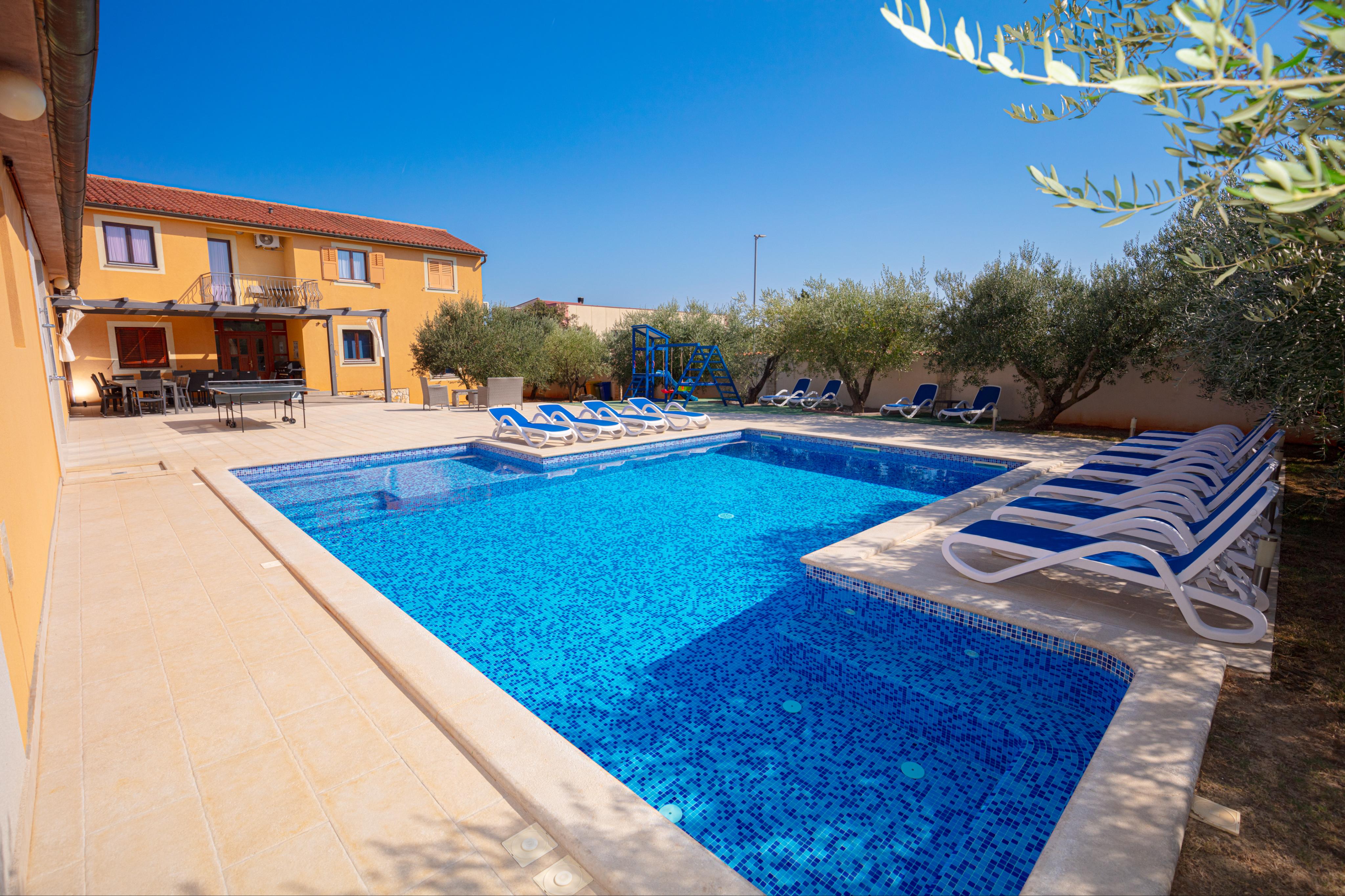 Große Luxusvilla mit Pool für bis zu 20 Personen in Banjole