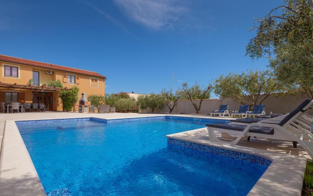 Große Luxusvilla mit Pool für bis zu 20 Personen in Banjole