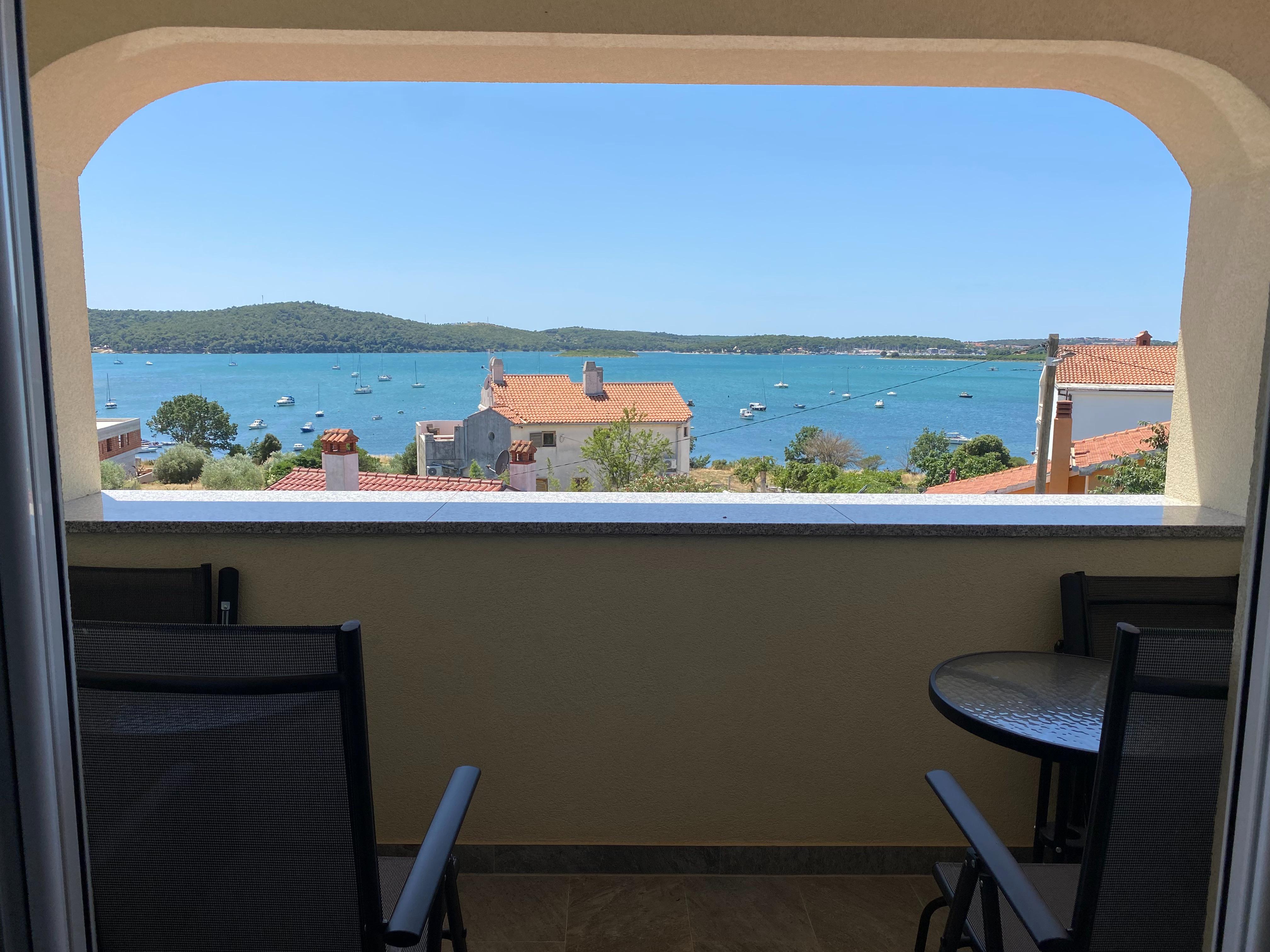 Meerblick-Ferienwohnung mit Balkon, Klima, WLAN
