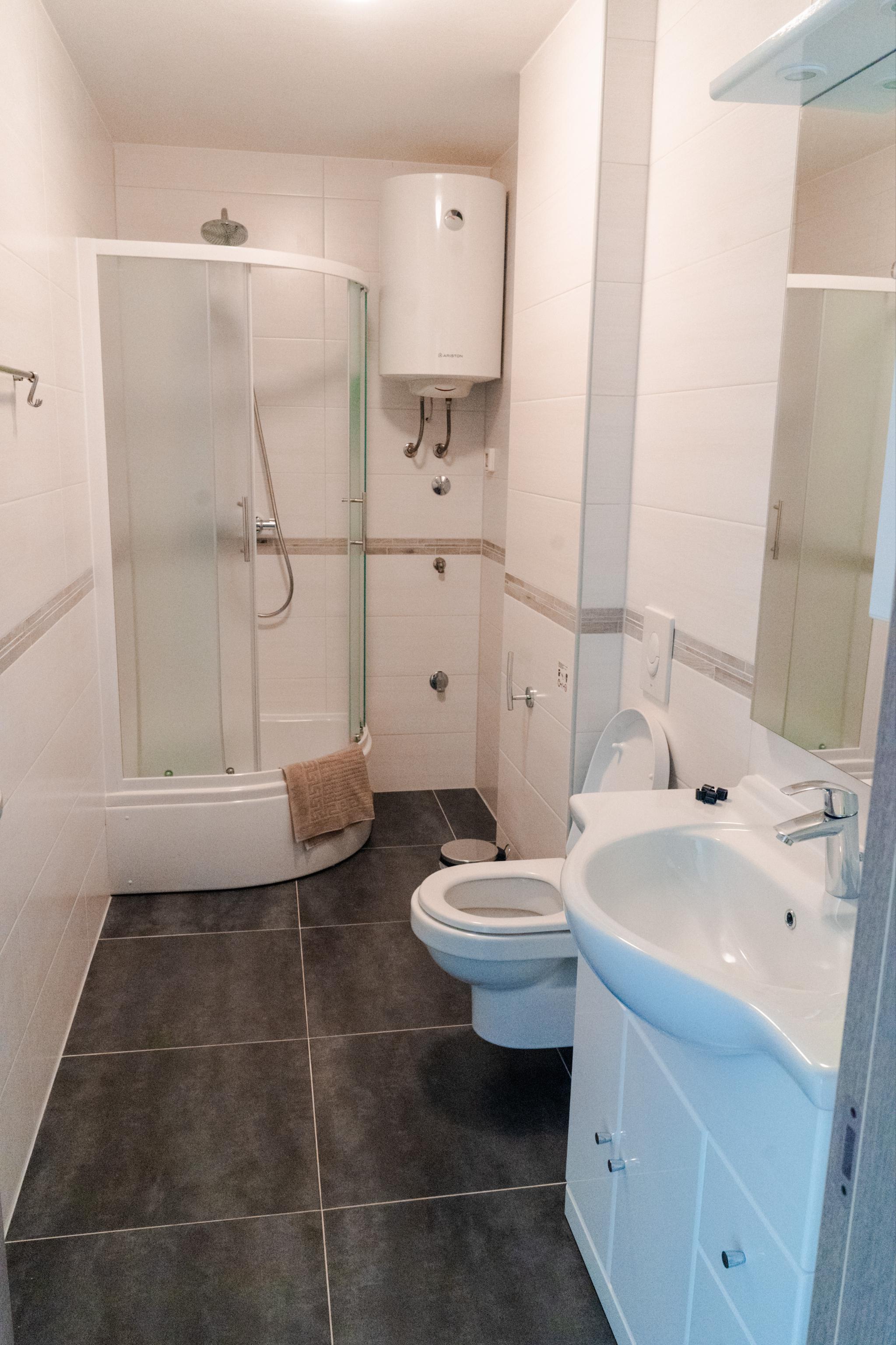 Meerblick-Ferienwohnung mit Balkon, Klima, WLAN