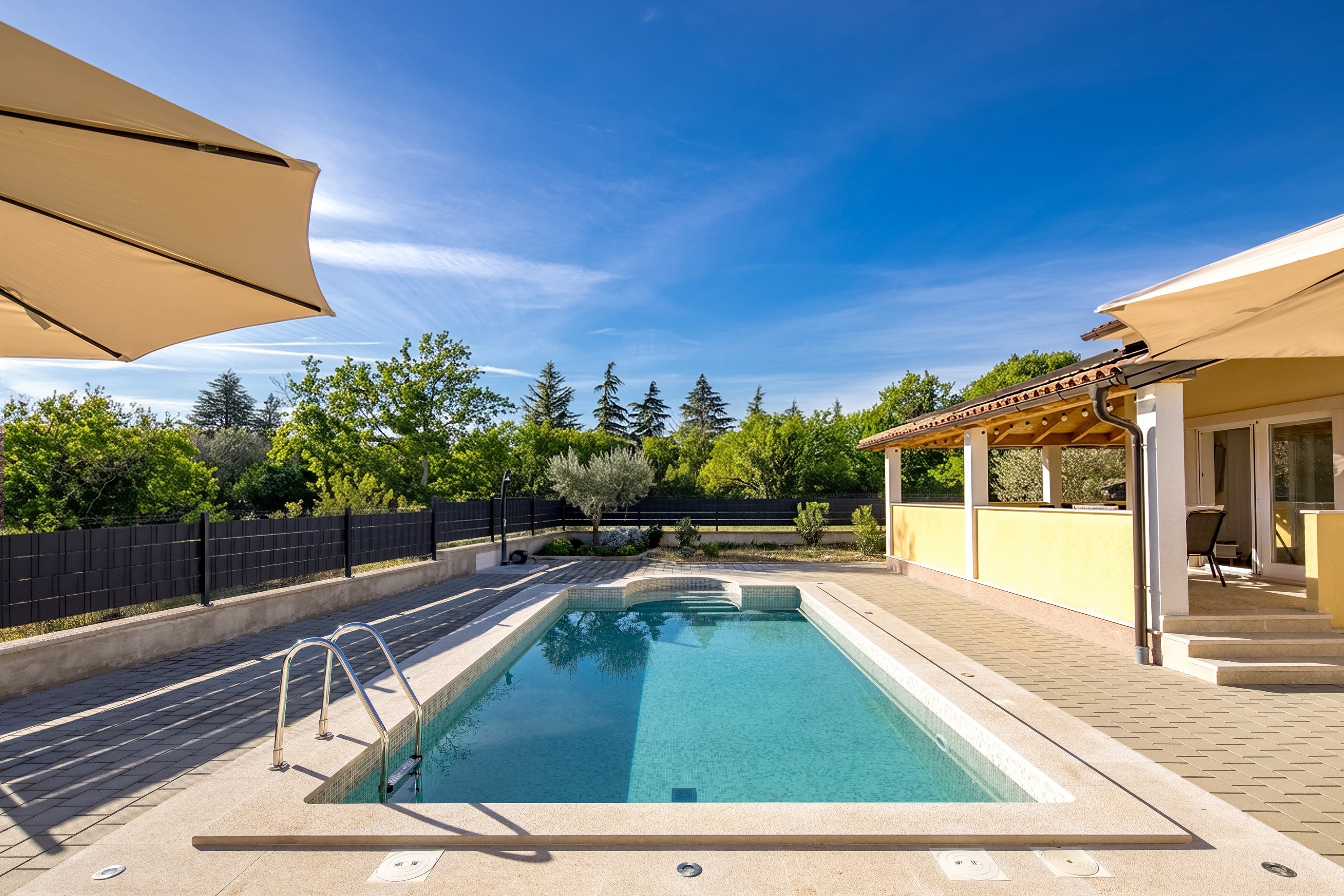 Ferienhaus mit Swimmingpool, Klima, WLAN in Klapčići