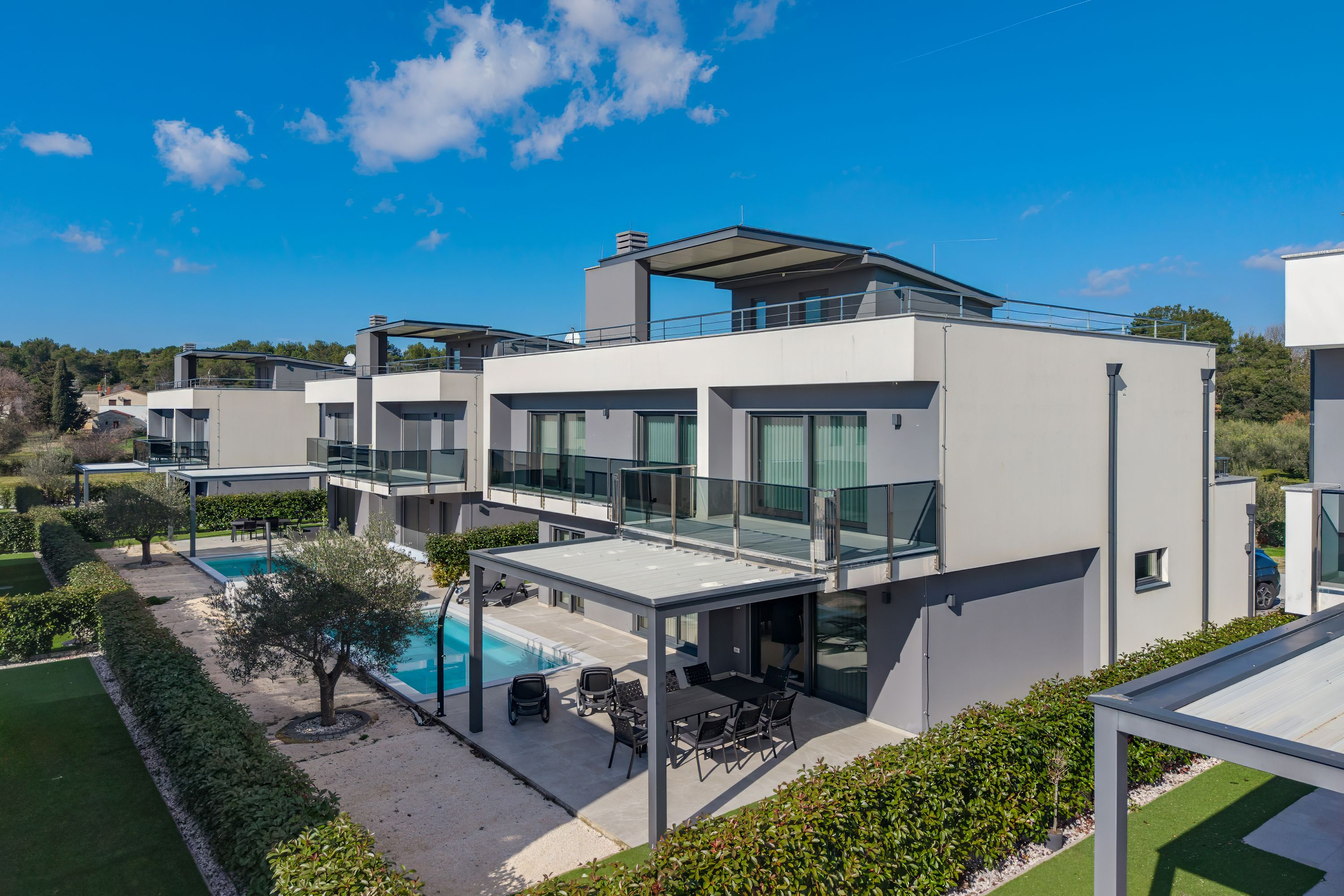 Modernes Ferienhaus mit Swimmingpool, Klima & WLAN