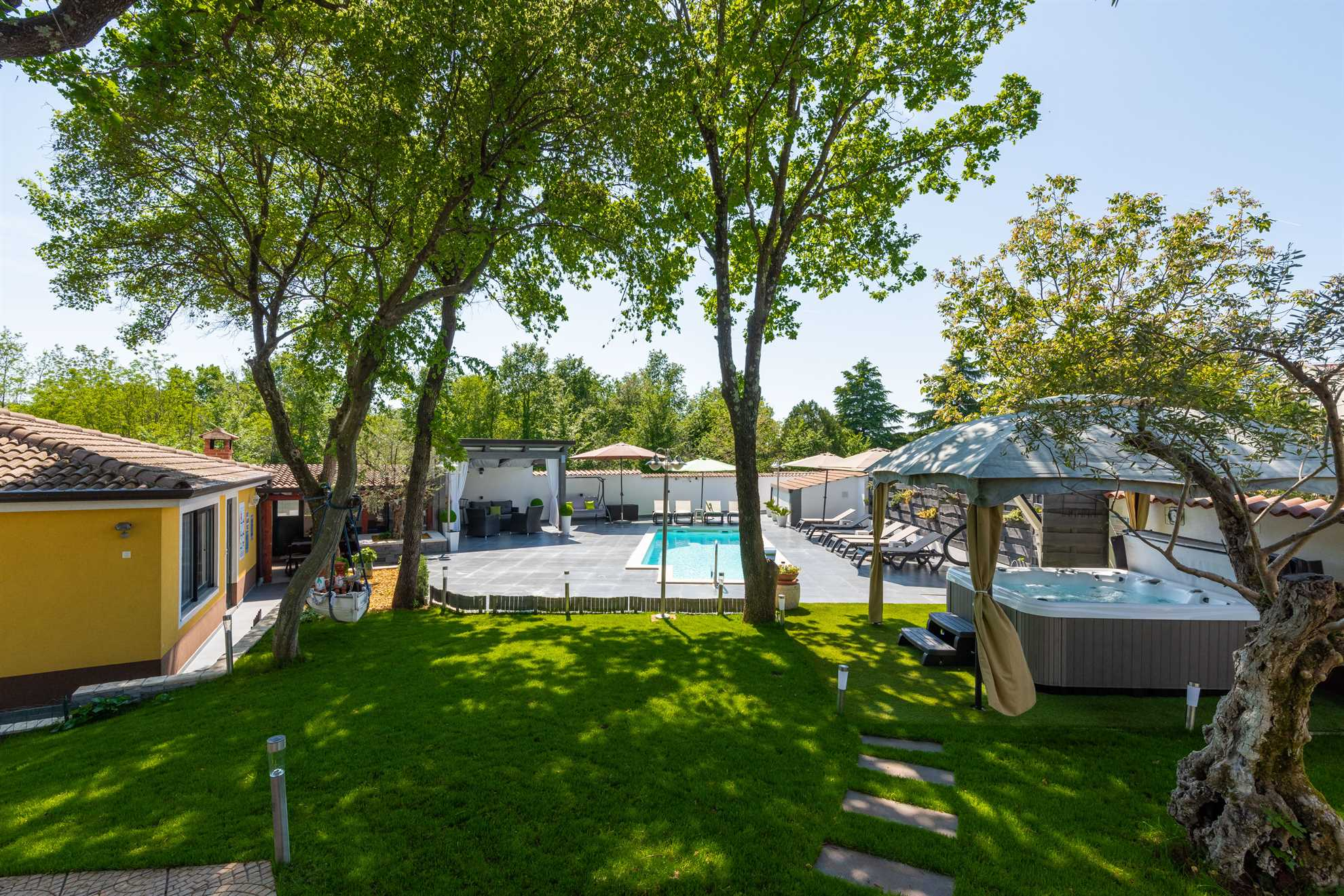 Wohnung nahe Poreč mit Pool, Klima, Sat-TV, Internet, Grill und Garten
