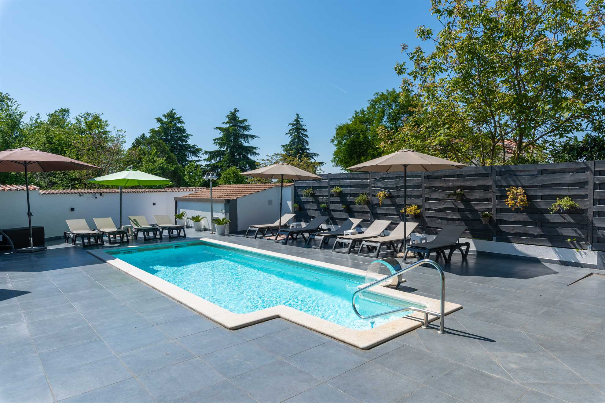 Wohnung nahe Poreč mit Pool, Klima, Sat-TV, Internet, Grill und Garten