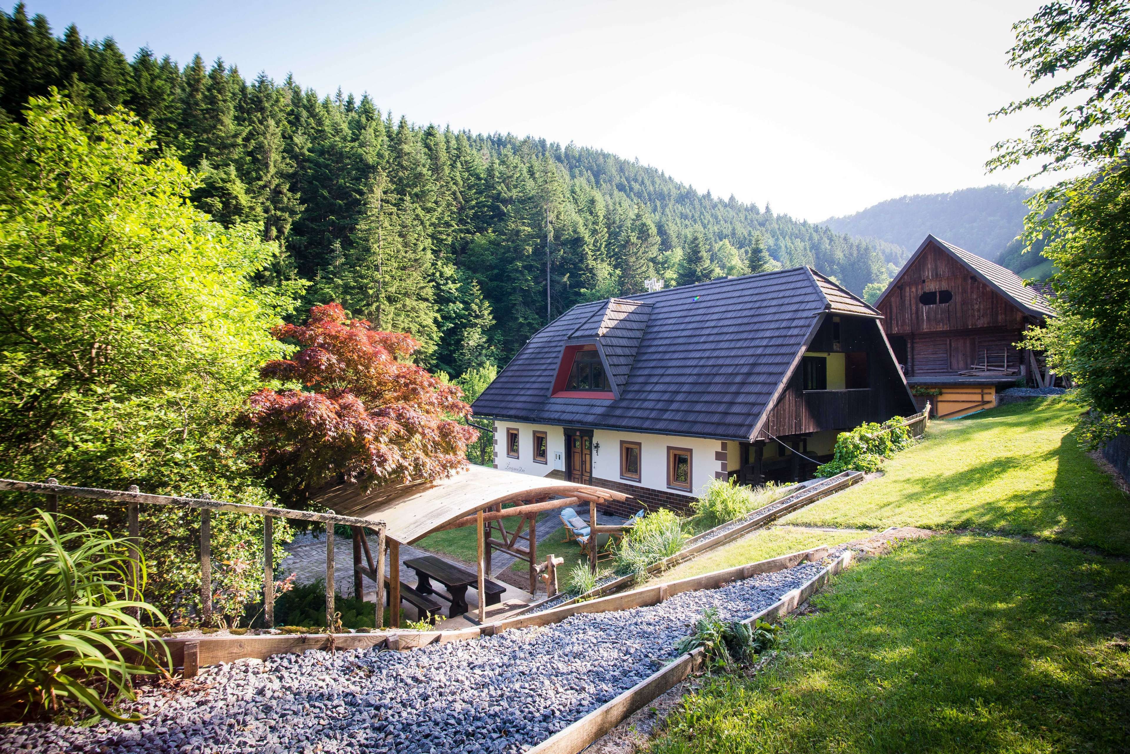 Anwesen mit zwei Gebäuden, Gartenteich und Bergblick