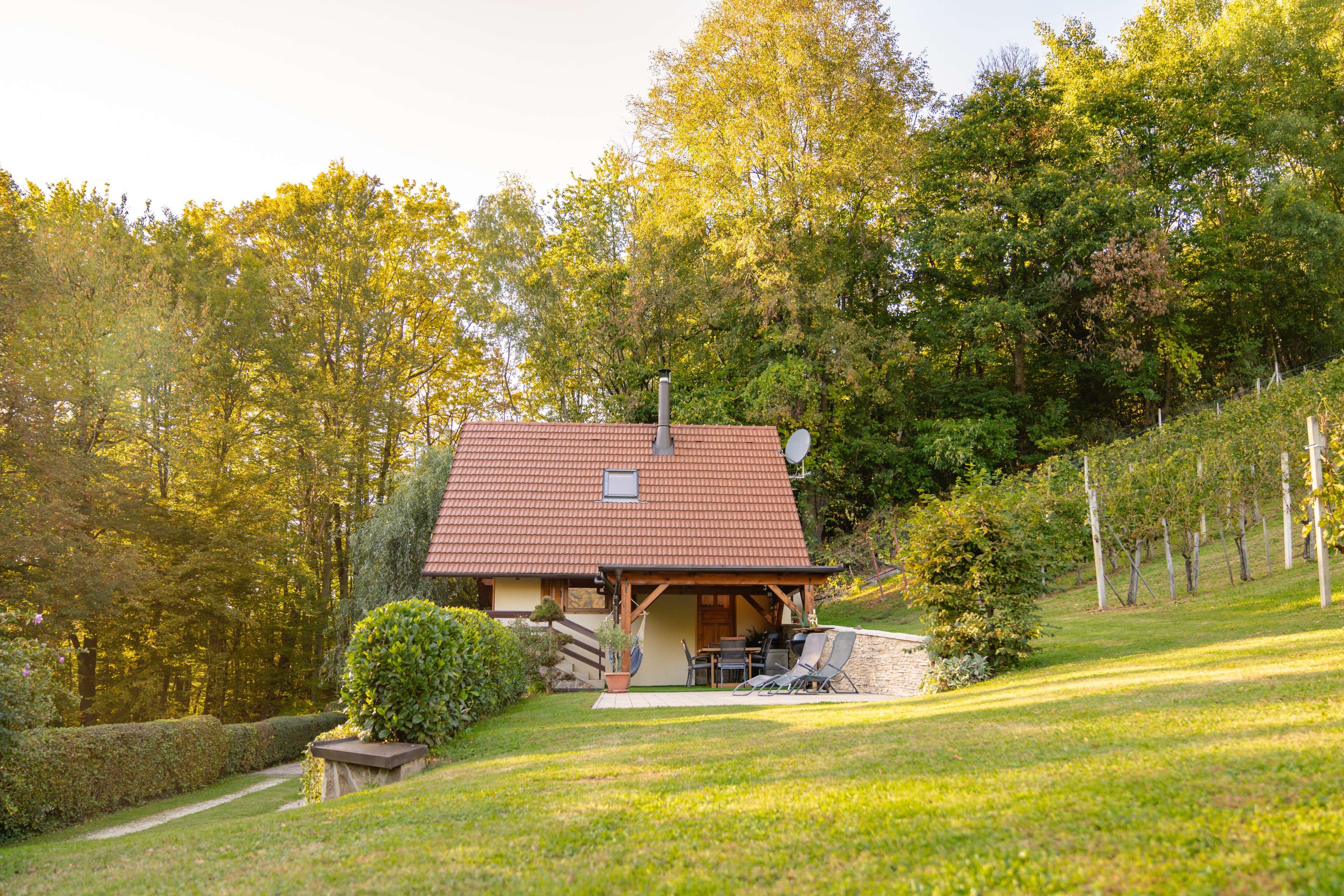 Stilvolles Wohnen im Grünen: Ferienhaus für 6 Personen mit Grill