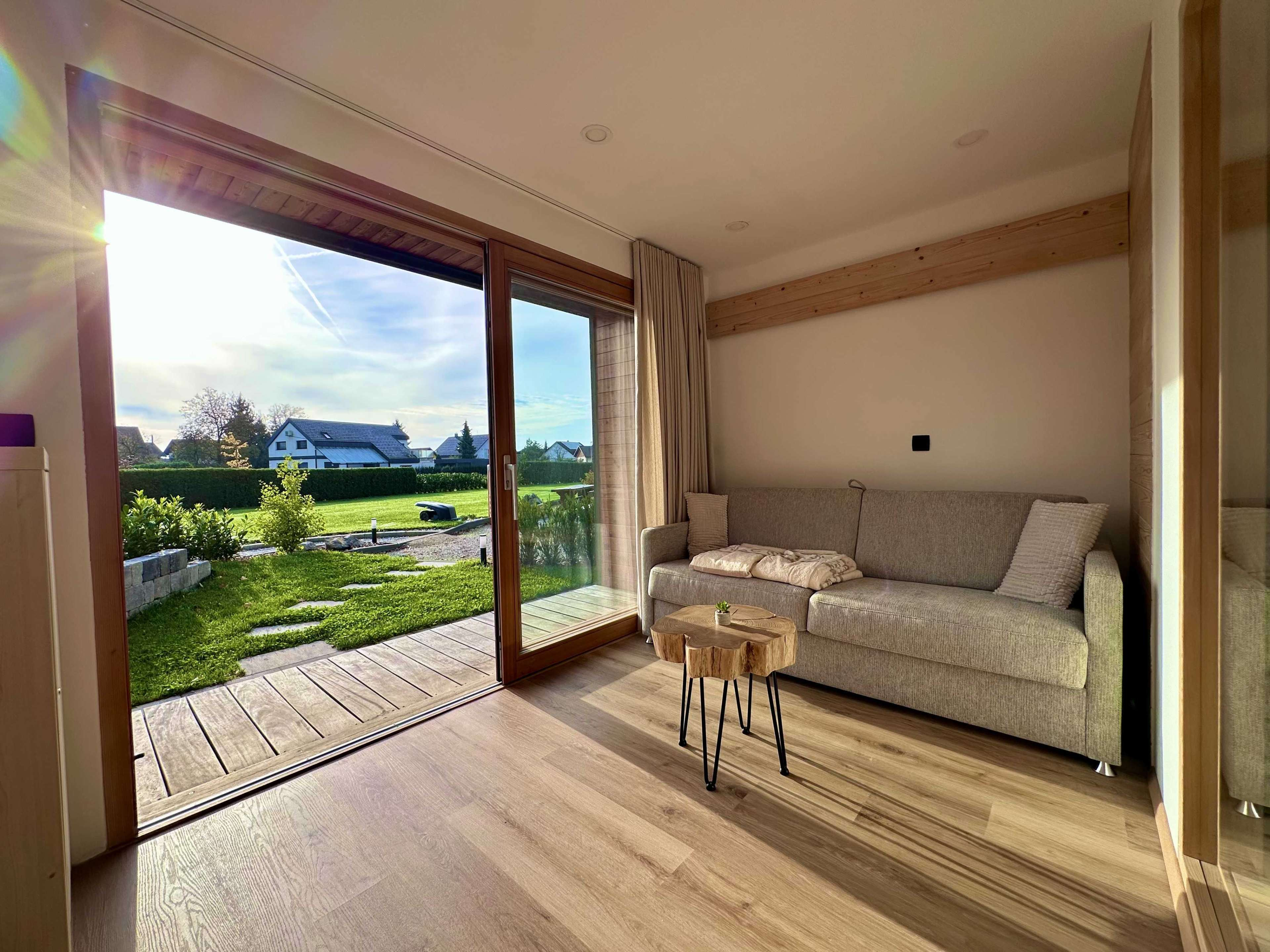 Stilvolles Glamping-Haus mit Klimaanlage und Terrasse