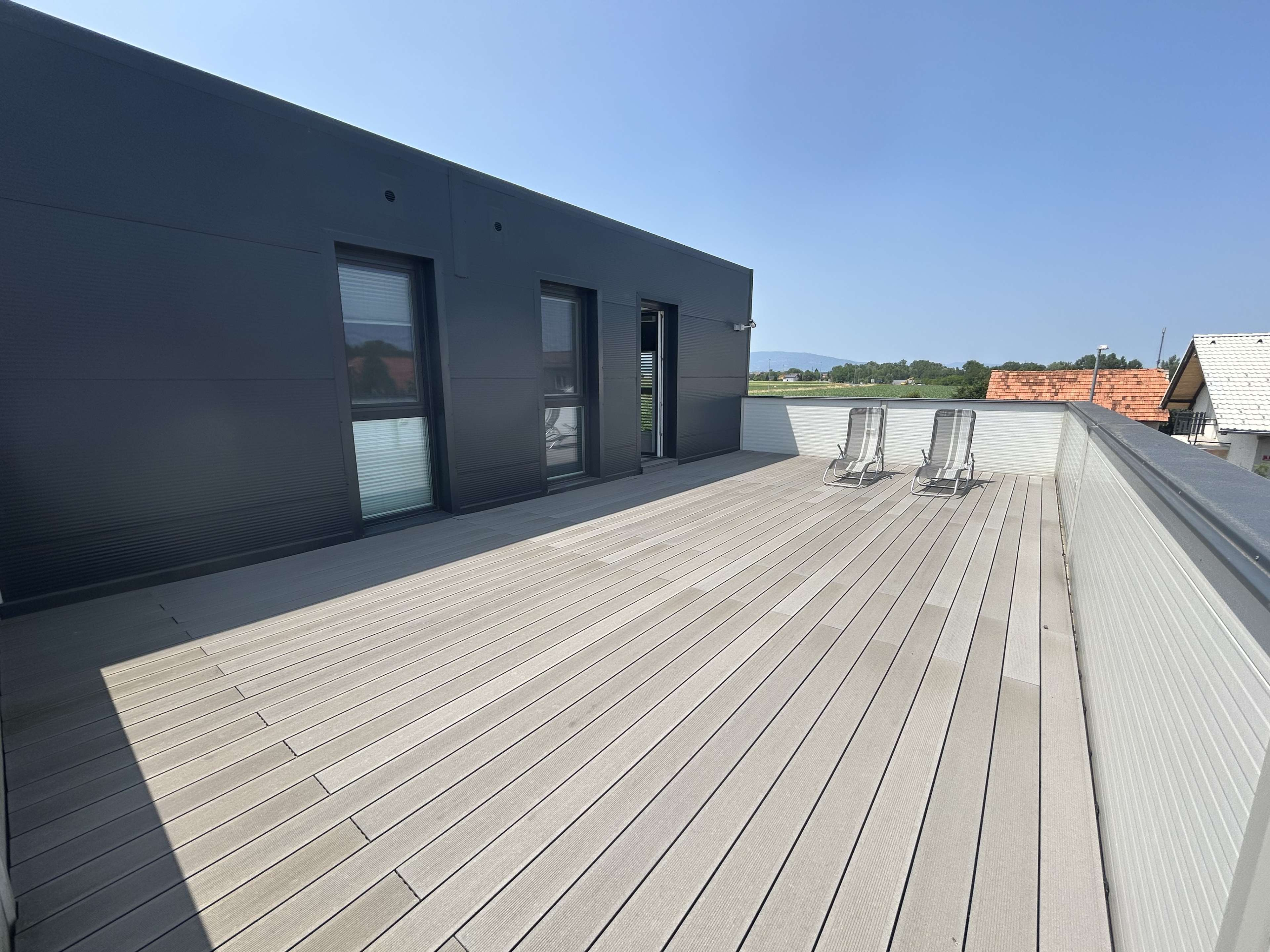 Klimatisiertes Apartment mit Terrasse und Parkplatz
