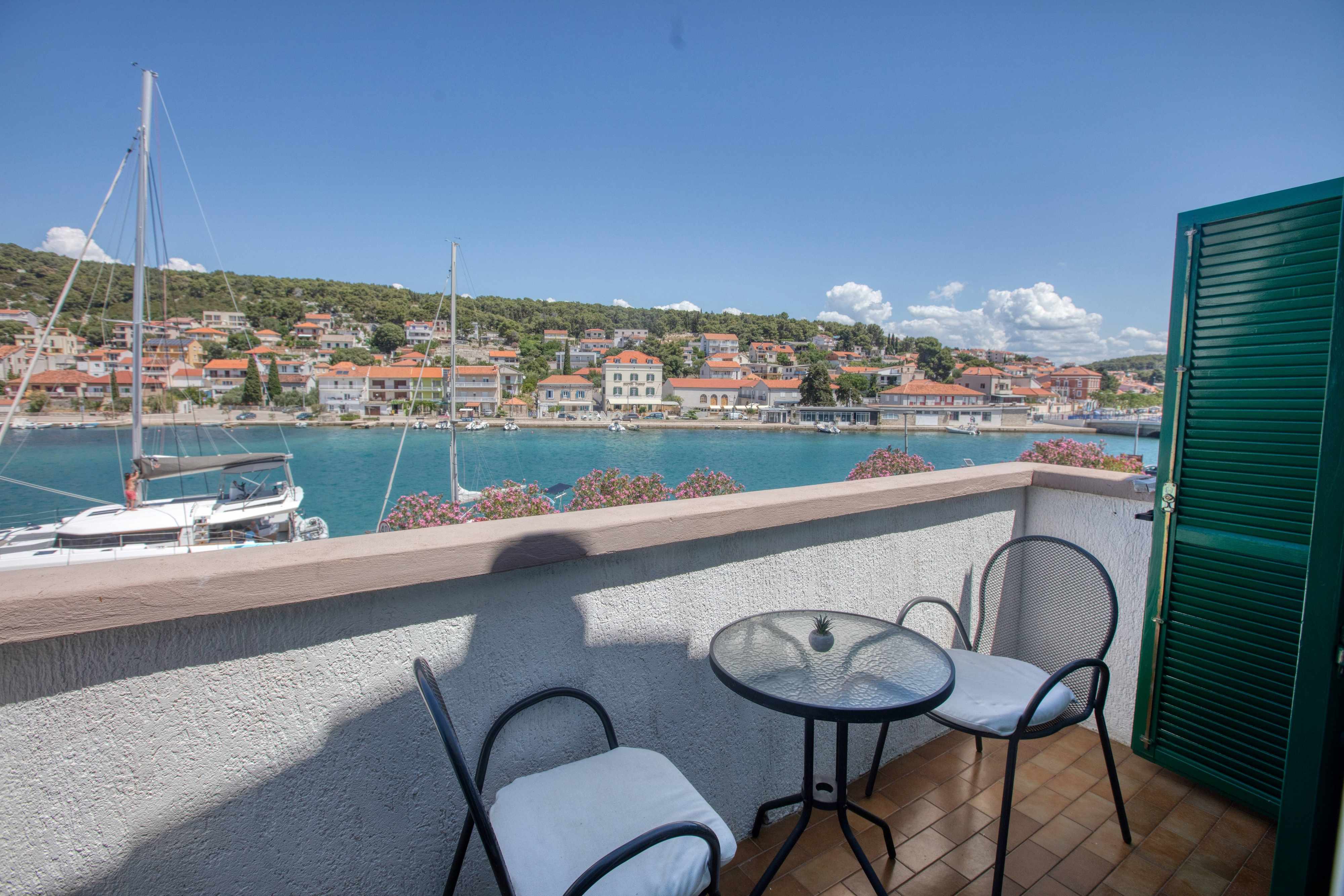 1-Zimmer-Ferienwohnung mit Balkon und Meerblick Tisno (Murter) A-815-a