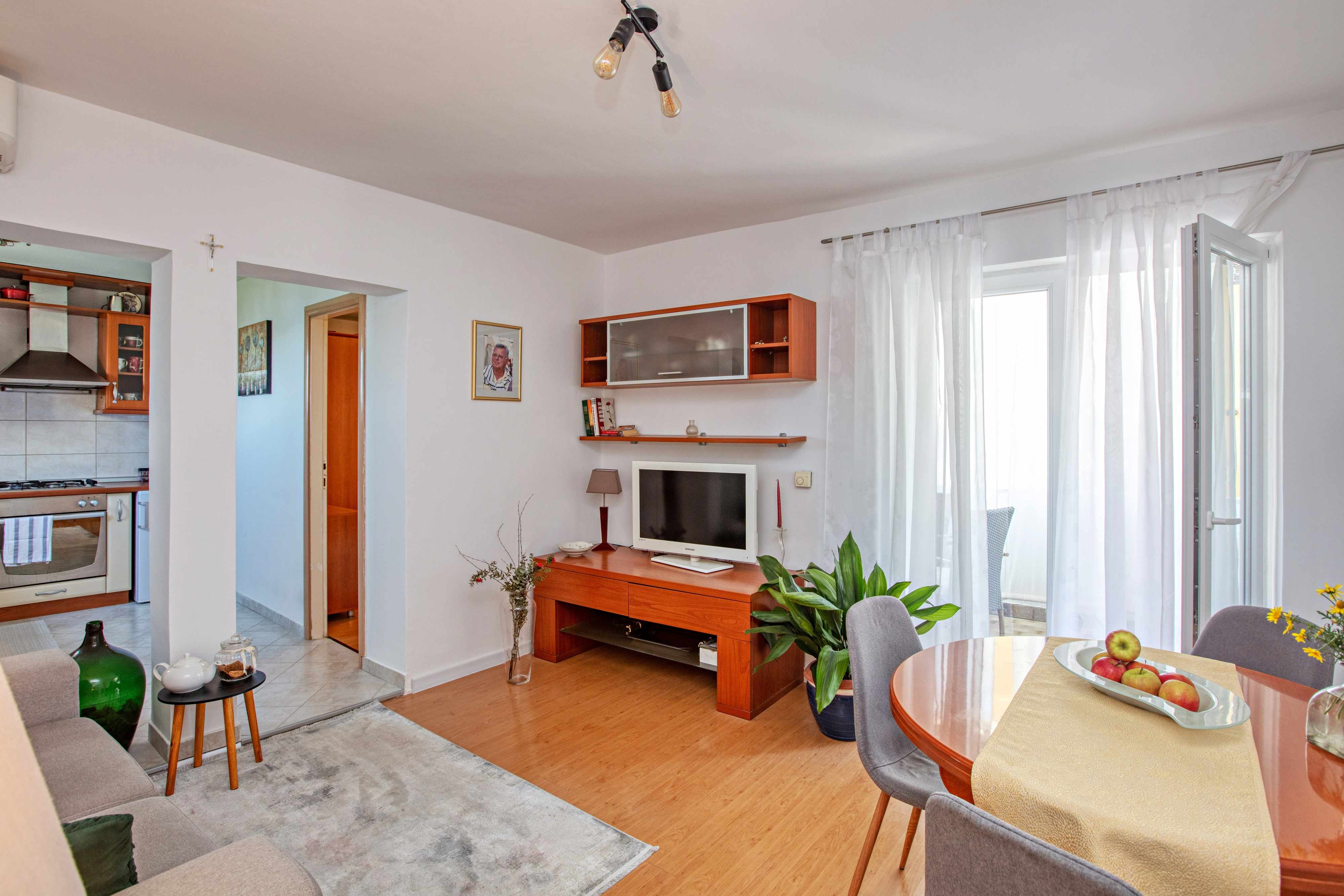 2-Zimmer-Ferienwohnung mit Terrasse Tisno (Murter) A-815-c