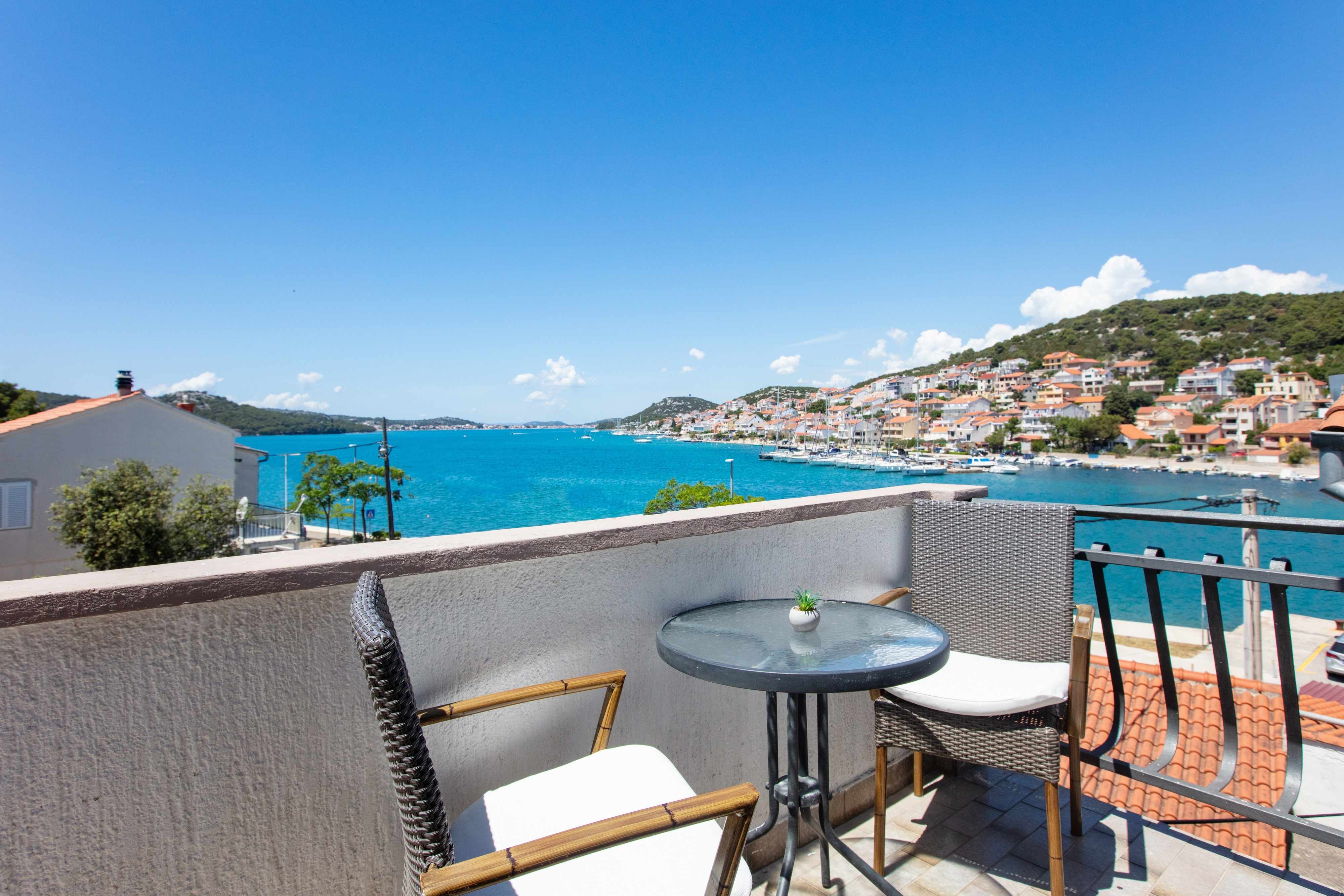 1-Zimmer-Ferienwohnung mit Balkon und Meerblick Tisno (Murter) A-815-e