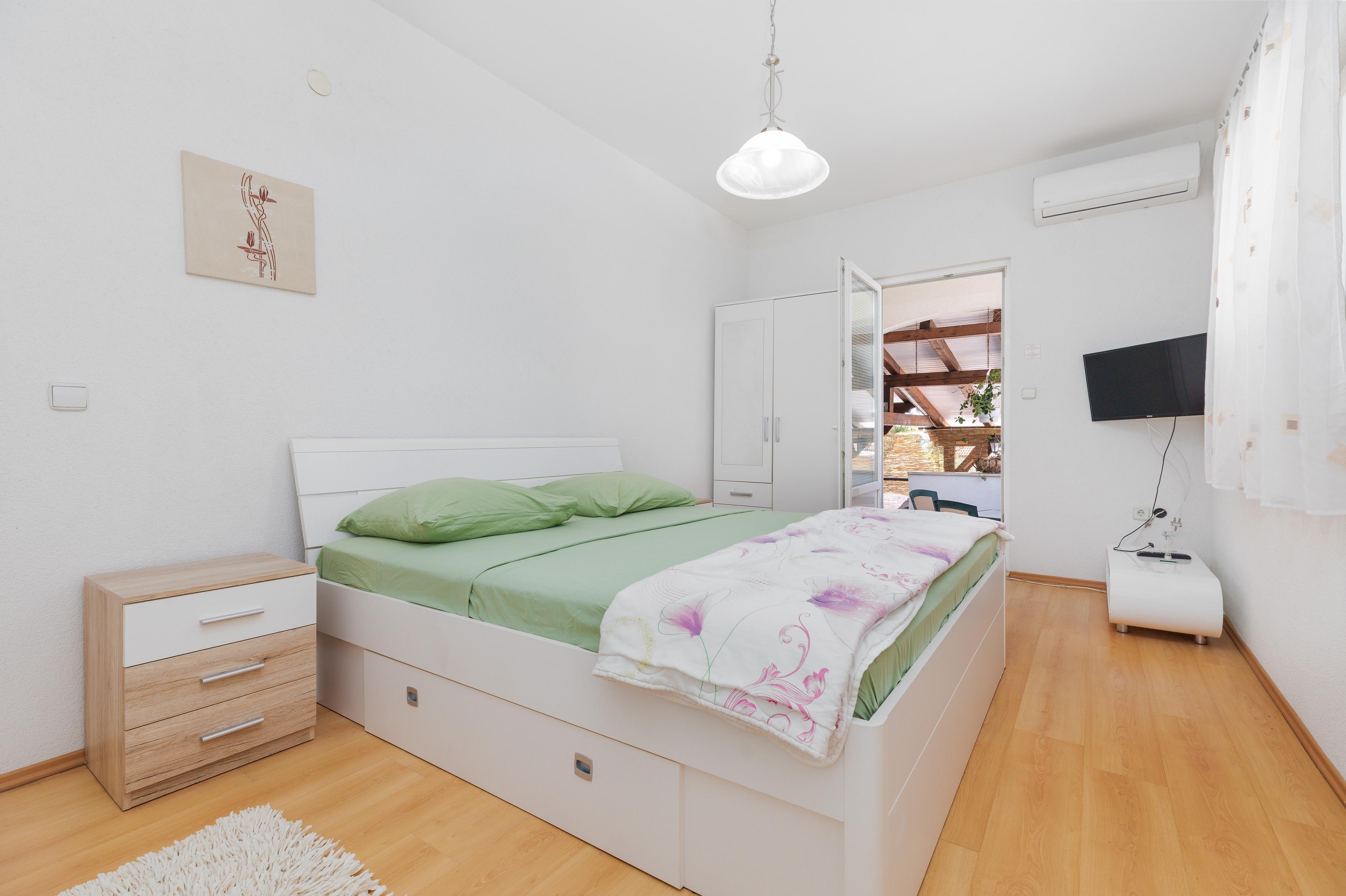 3-Zimmer-Ferienwohnung am Strand Sumpetar (Omis) A-2808-c