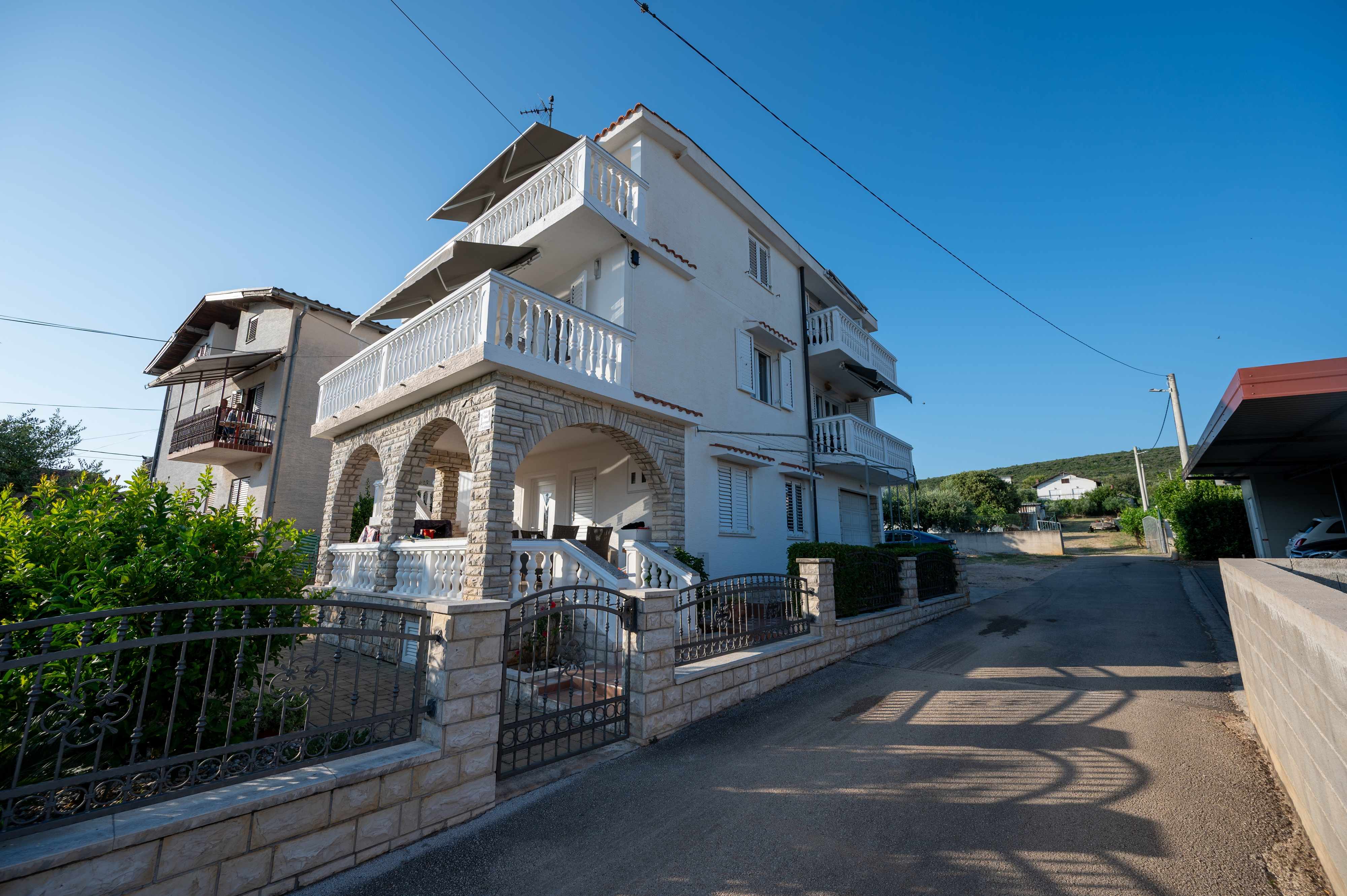 2-Zimmer-Ferienwohnung mit Terrasse und Meerblick Sukosan, Zadar A-613