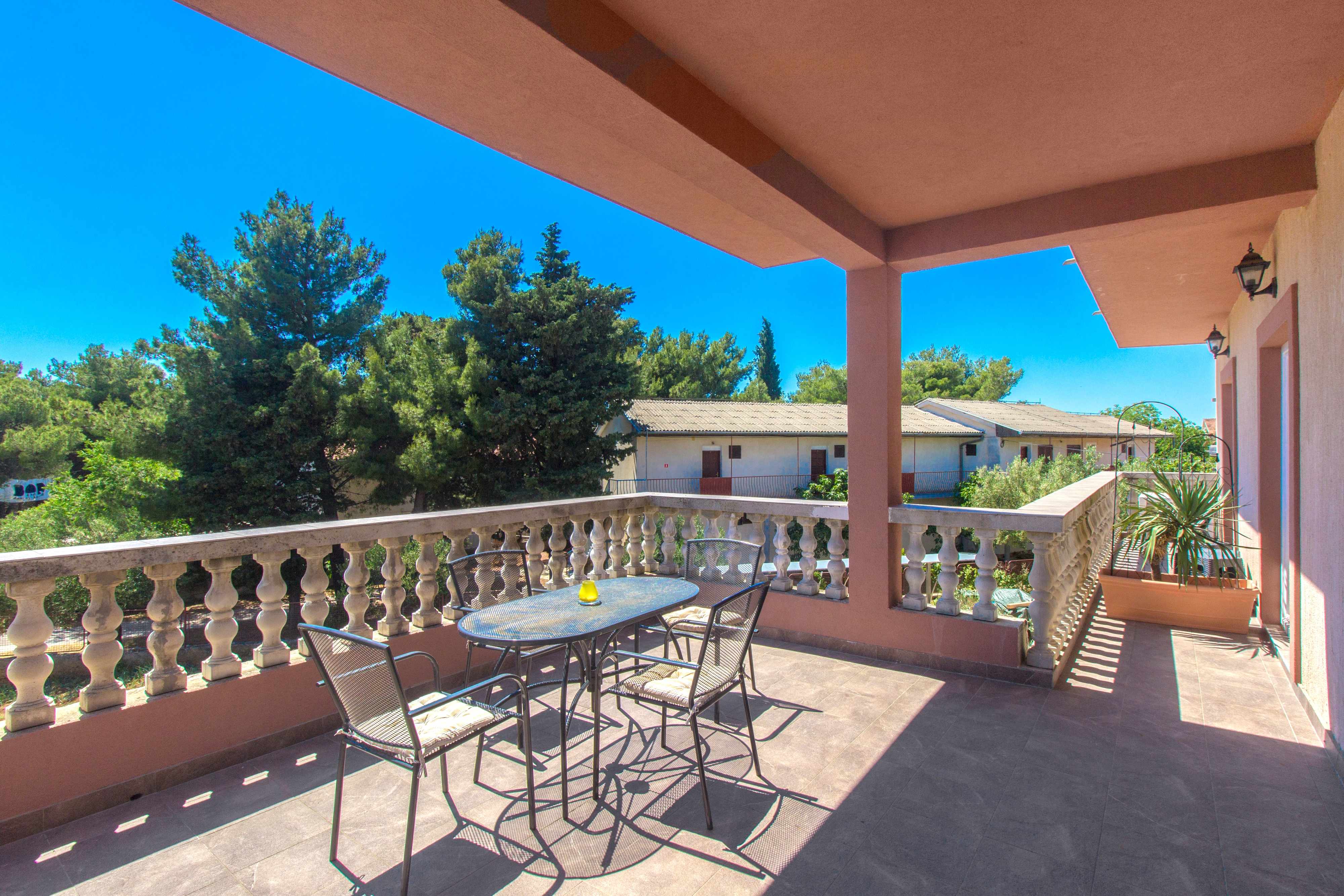 2-Zimmer-Ferienwohnung mit Terrasse Pirovac, Sibenik A-6280-a