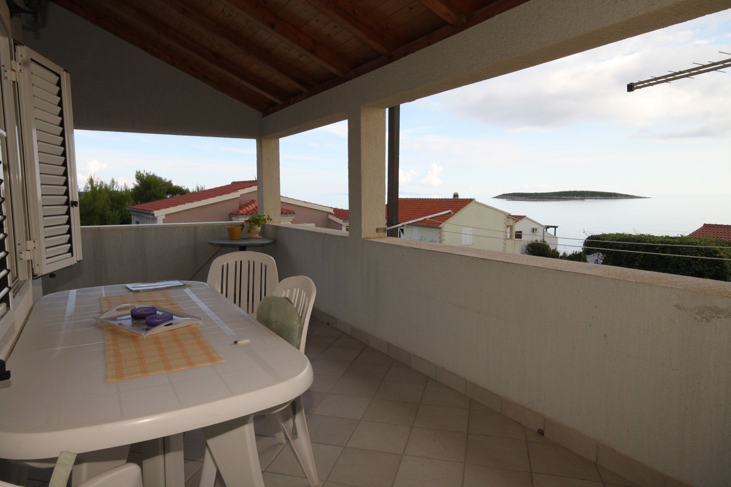 2-Zimmer-Ferienwohnung mit Terrasse und Meerblick Milna (Vis) A-8896-a
